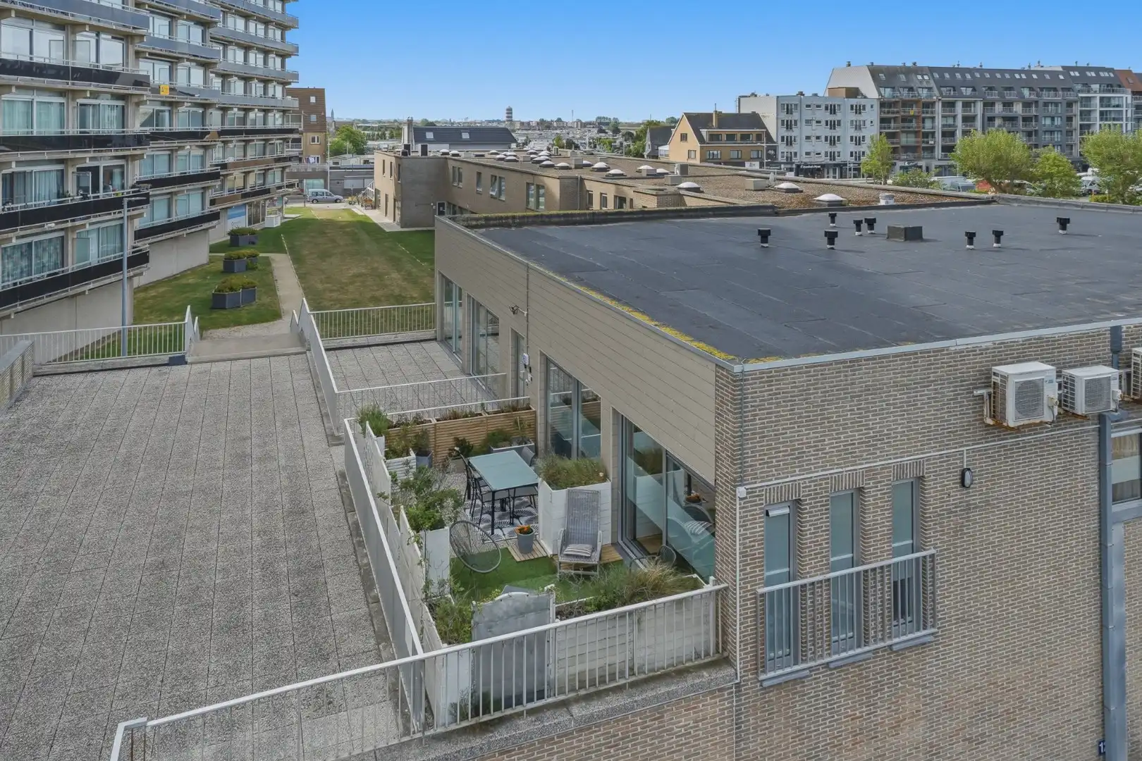 Instapklaar appartement met groot terras in Bredene - vlak bij de zee foto 5