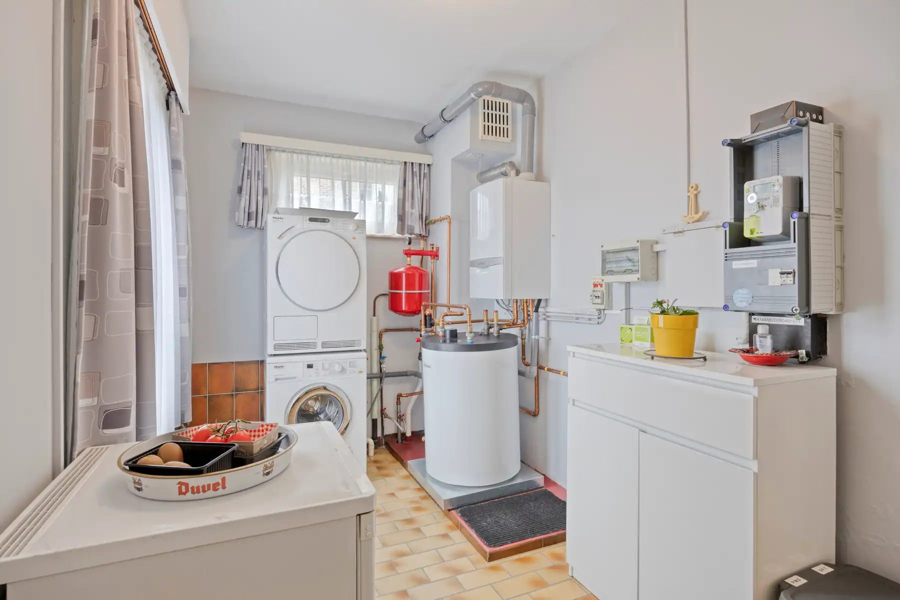 Karaktervolle woning met omheinde tuin en veel staanplaatsen foto 12