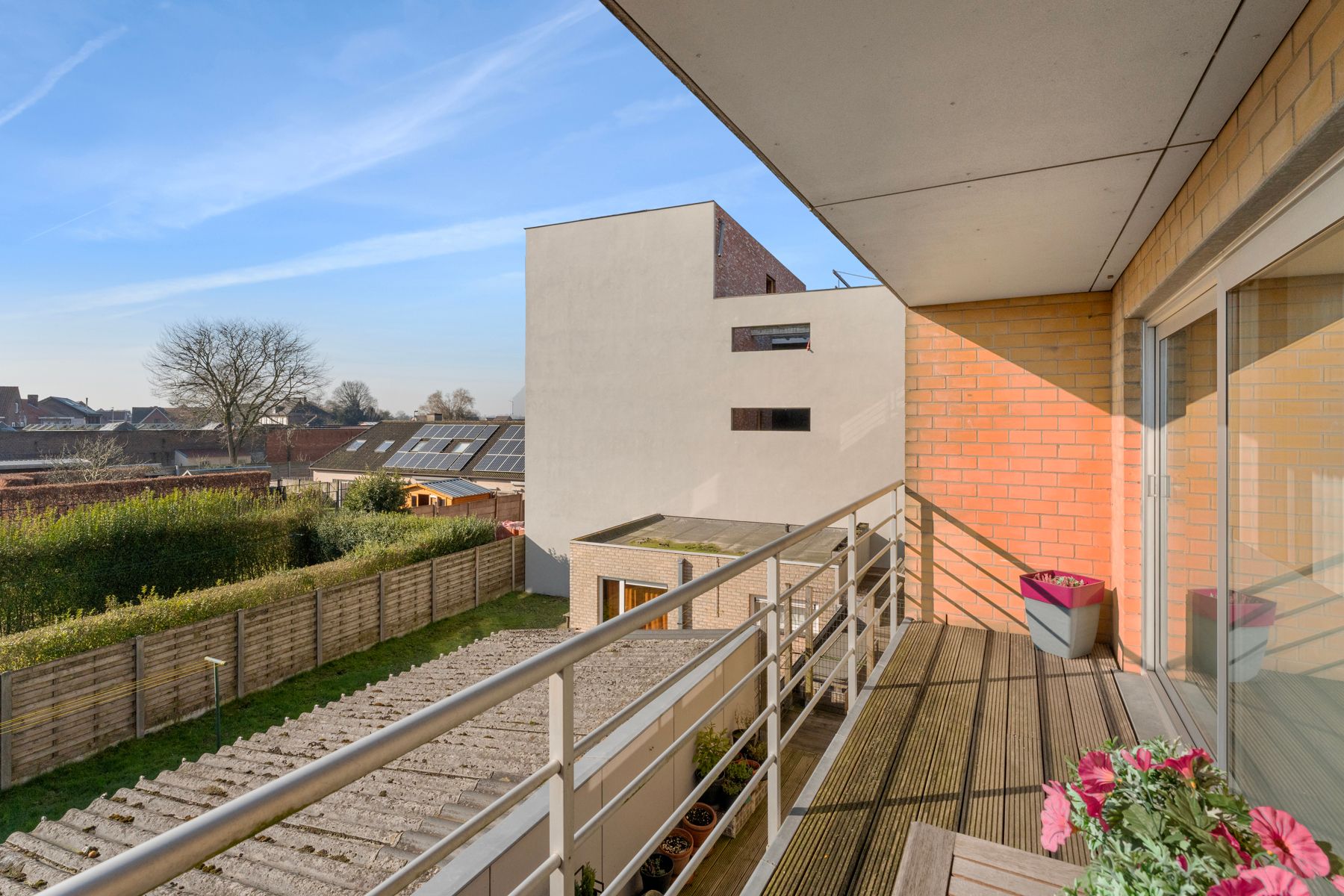 Ruim tweeslaapkamerappartement met terras en dubbele garage foto 2