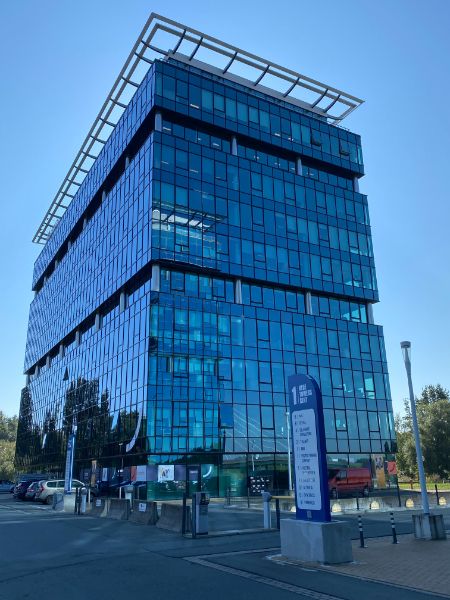 Moderne kantoren in de Blue Towers aan Ghelamco arena foto 12