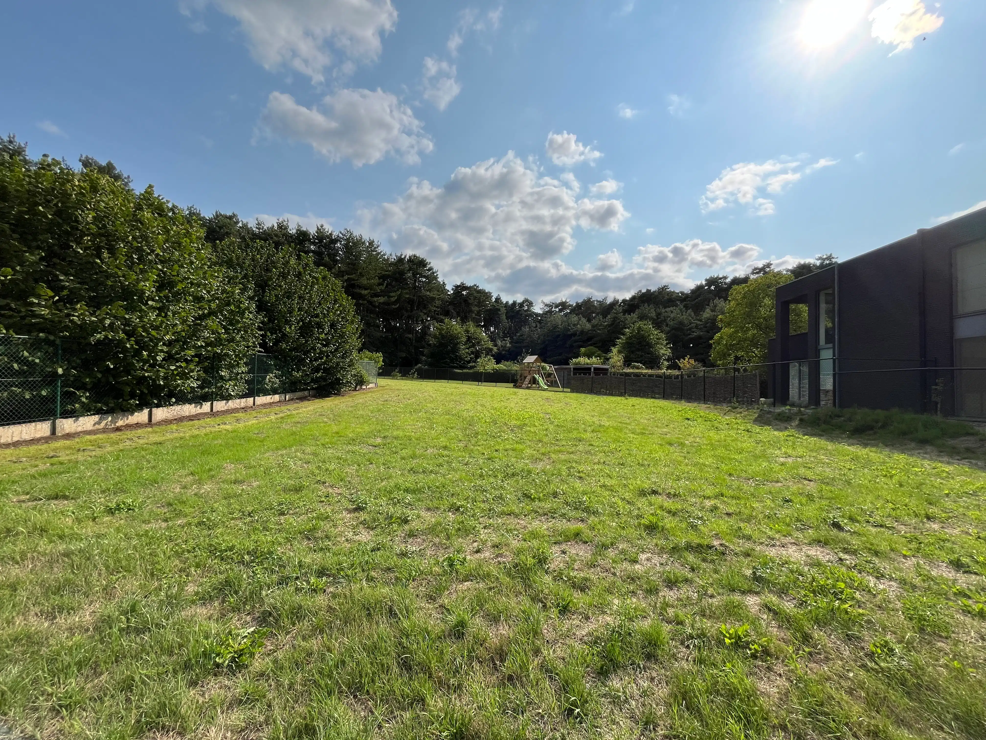 Rustige en residentiële gelegen bouwgrond van 12a92ca voor open bebouwing. foto 2