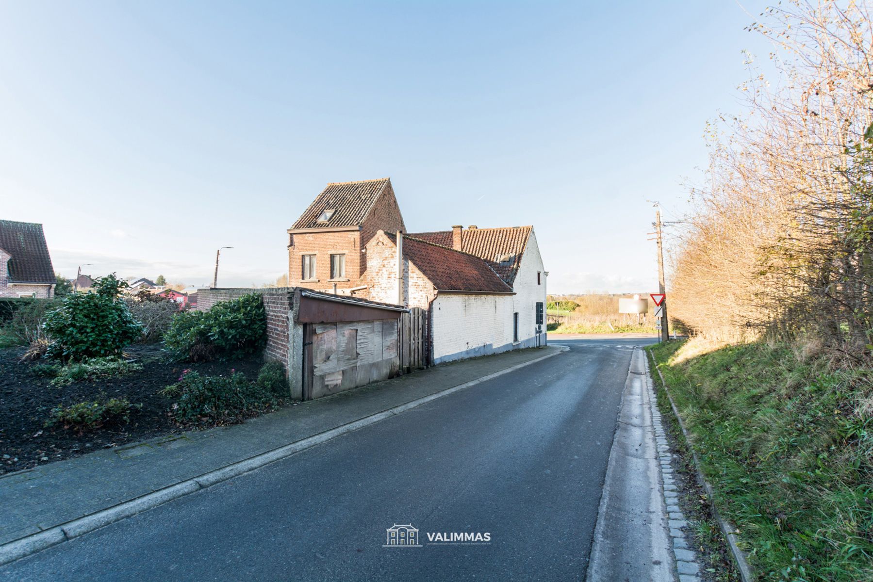 Te renoveren hoekwoning met koer en garage... foto 4