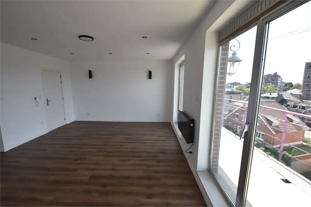 Gerenoveerd appartement aan de stadsrand foto 6