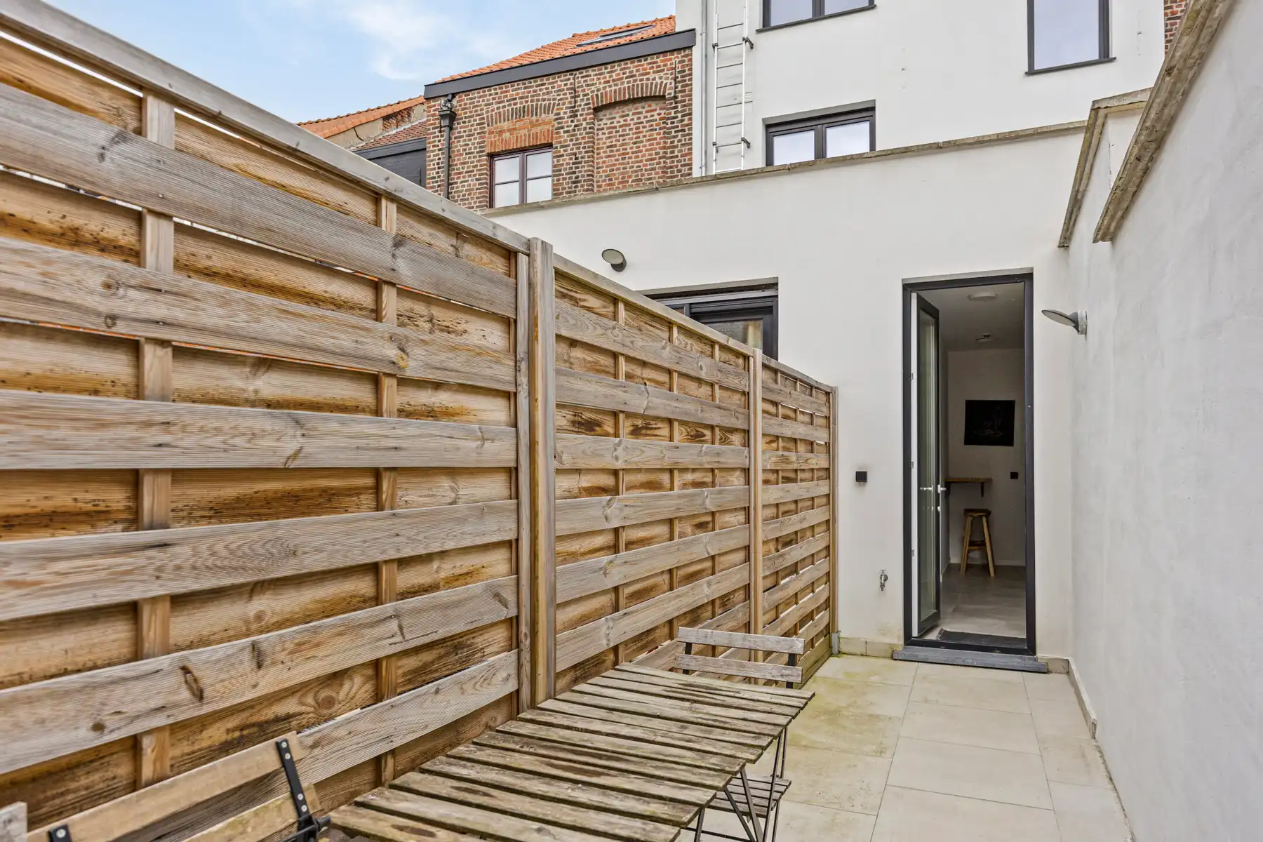 Bemeubelde studio met privatief terras. foto 13