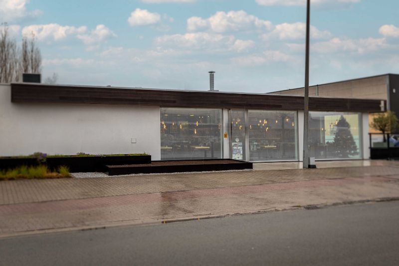 Roeselare-stadsrand. Unieke instapklare  RESTO-FRITUUR met verbruikszaal  voor 50-60 personen van +/-145m2 + terras en parking. foto 1