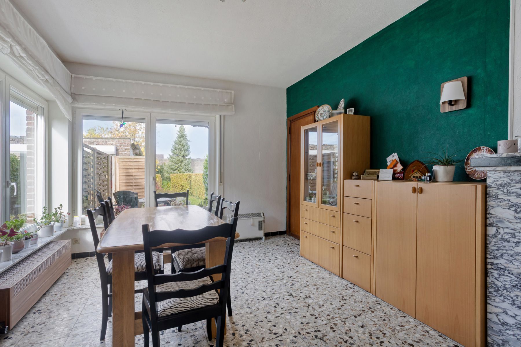 Te moderniseren halfopen woning met tuin en garage foto 6