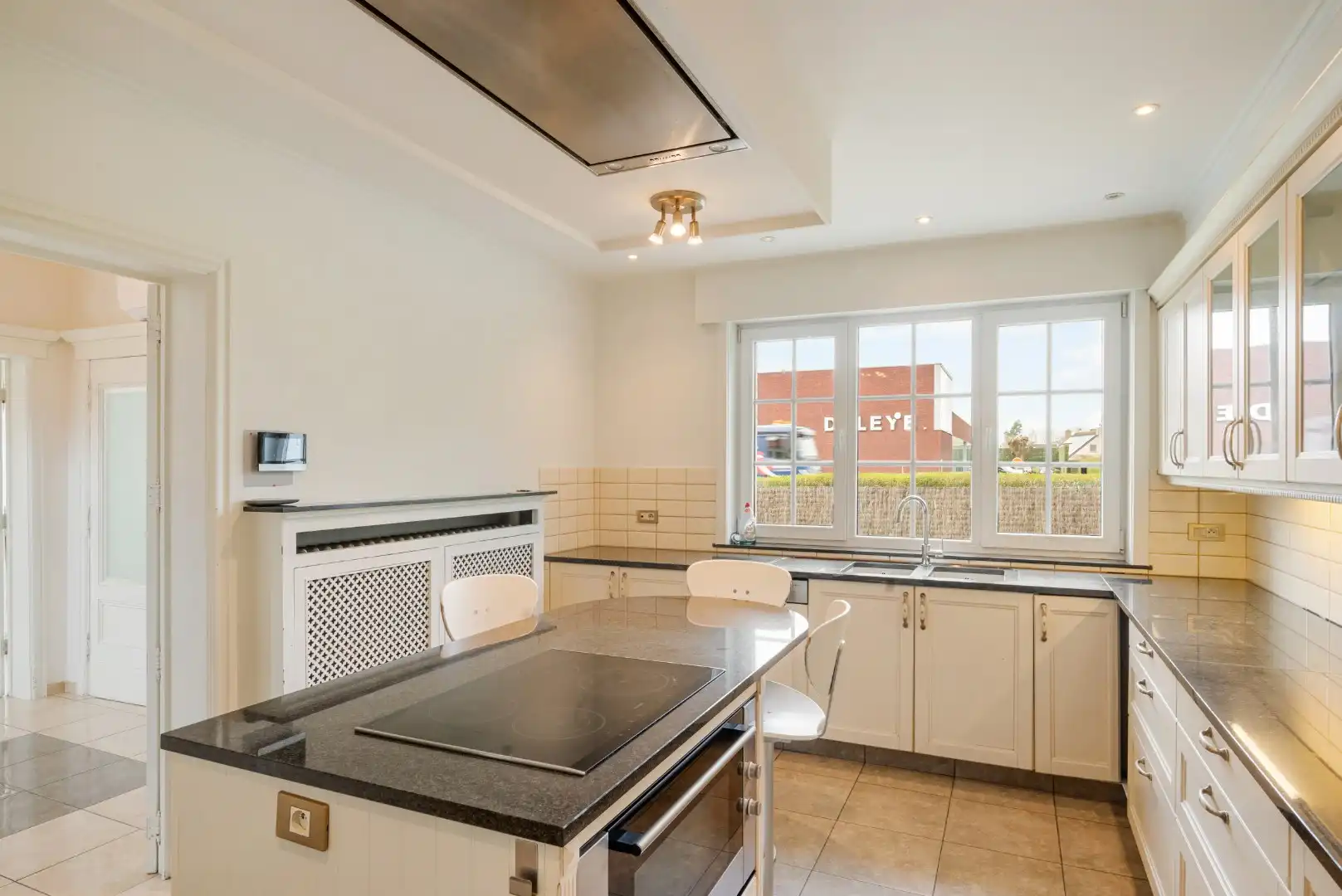 Stijlvolle villa met 5 slaapkamers op mooi perceel van 1325m² foto 5