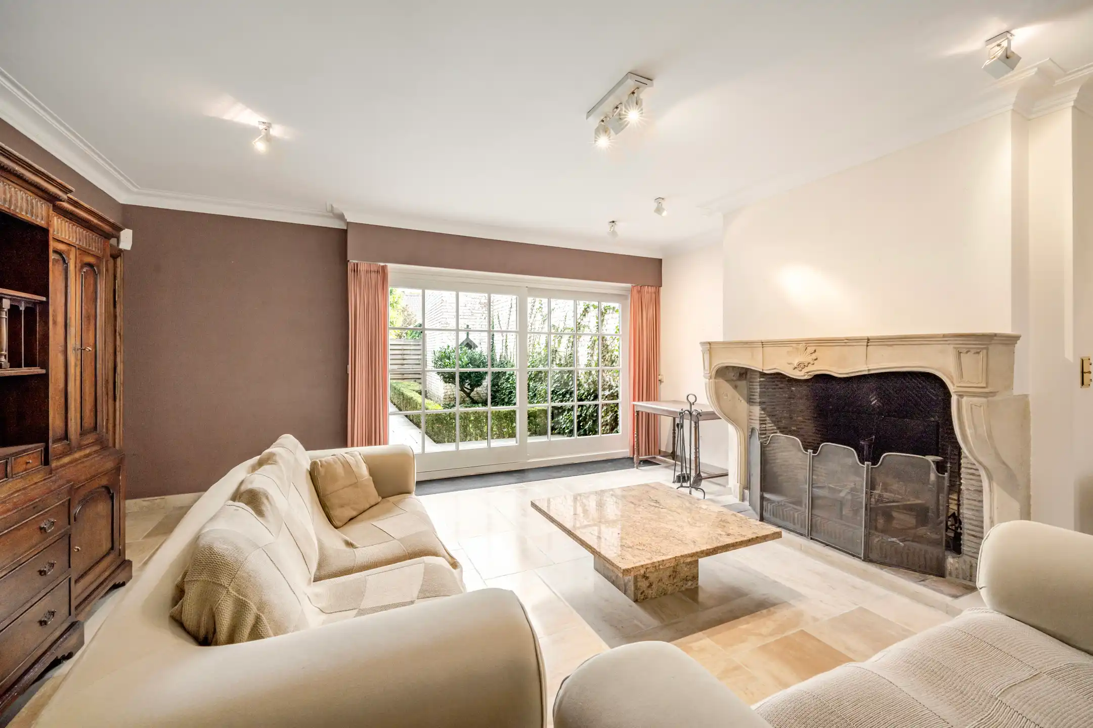 Charmante herenwoning met uitweg achteraan (3 garages).  foto 11