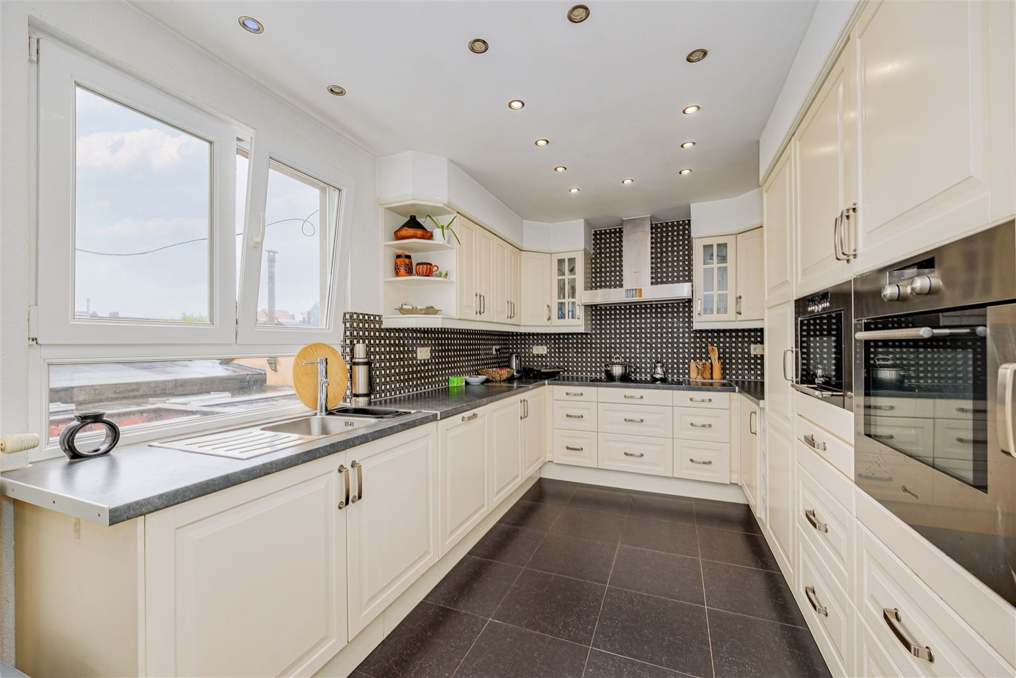 Woning met koer thans ingedeeld in 2 appt foto 4