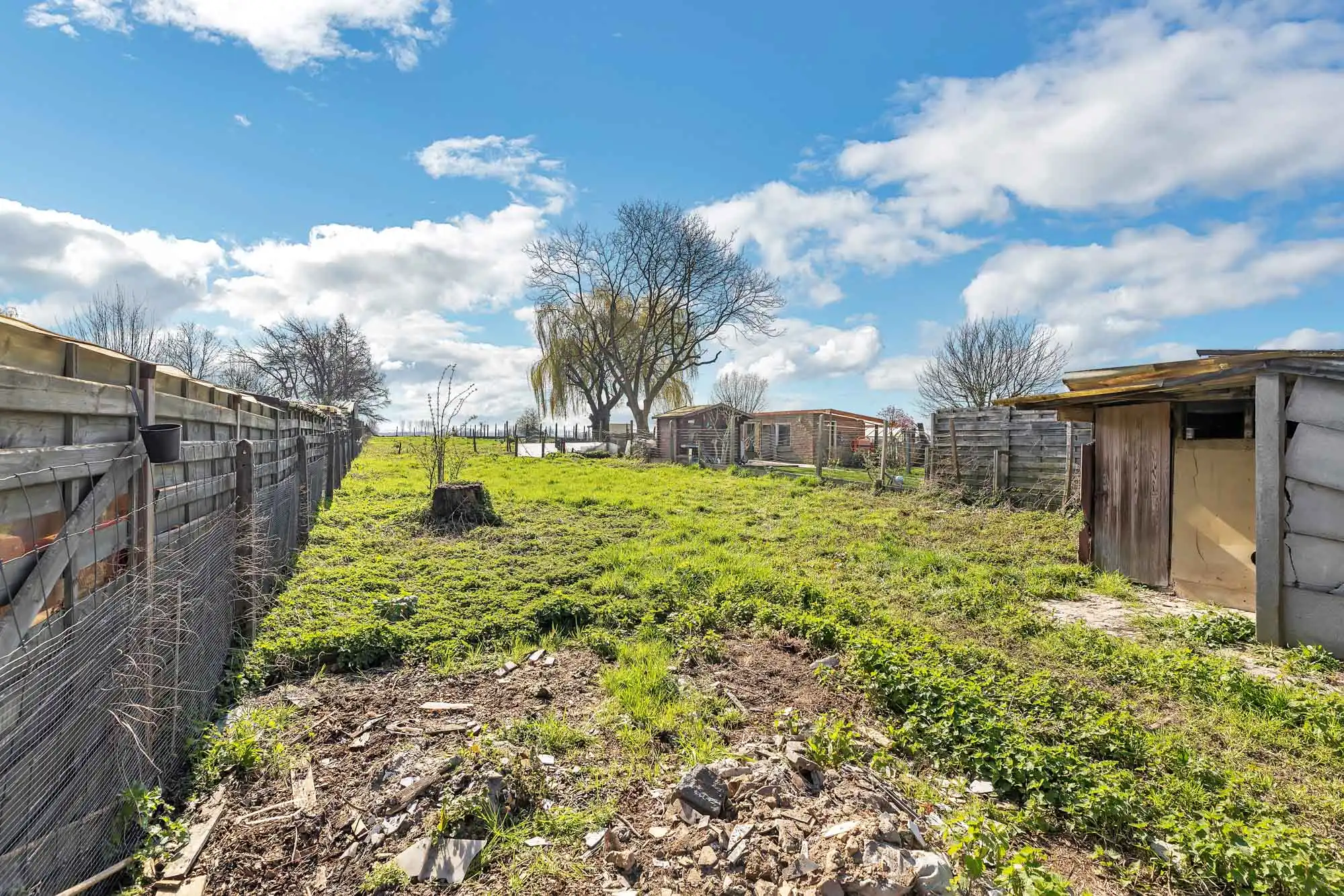 Robuuste woning op ruim perceel foto 2