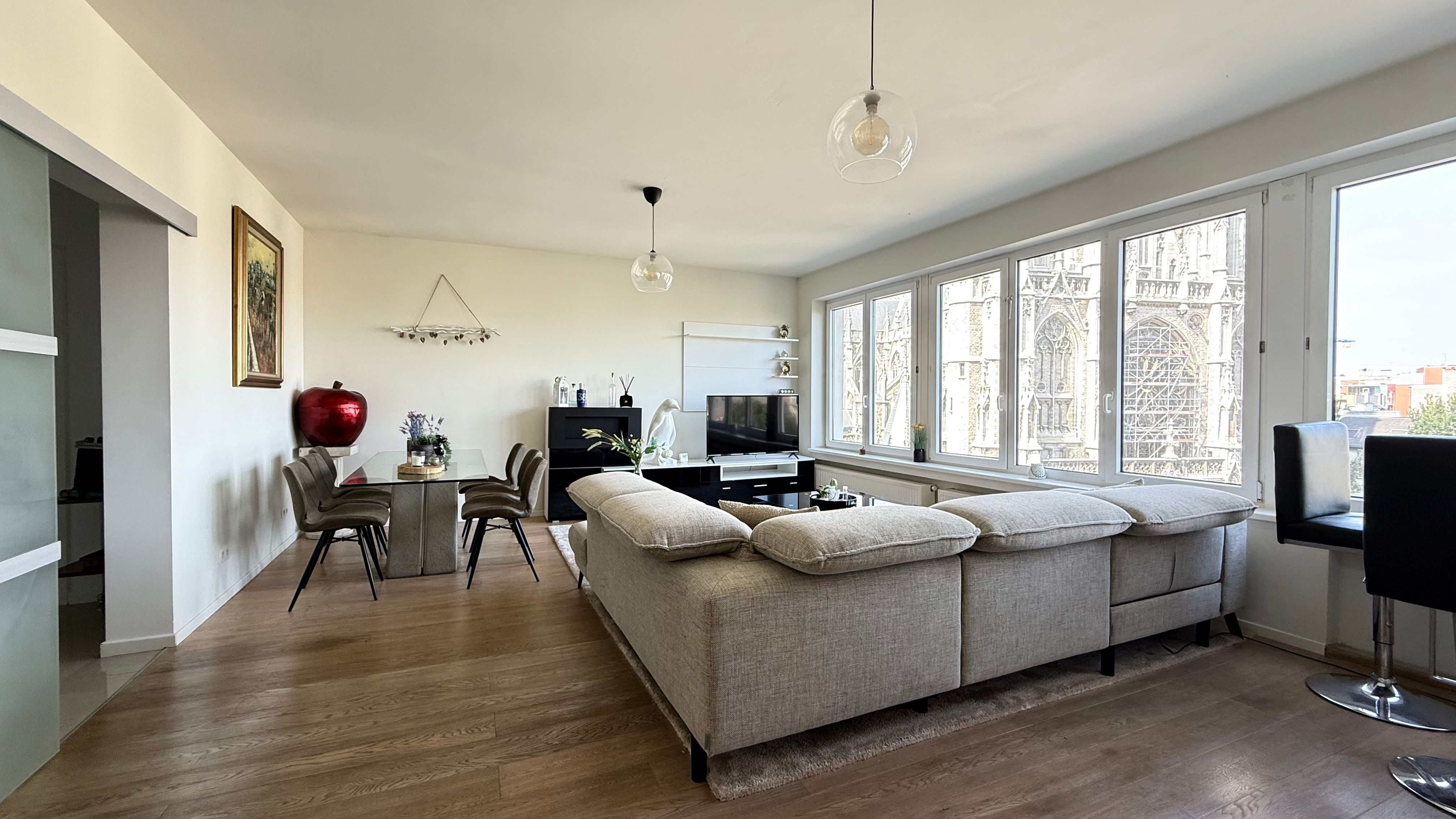 Stijlvol appartement op pleinlocatie foto {{pictureIndex}}