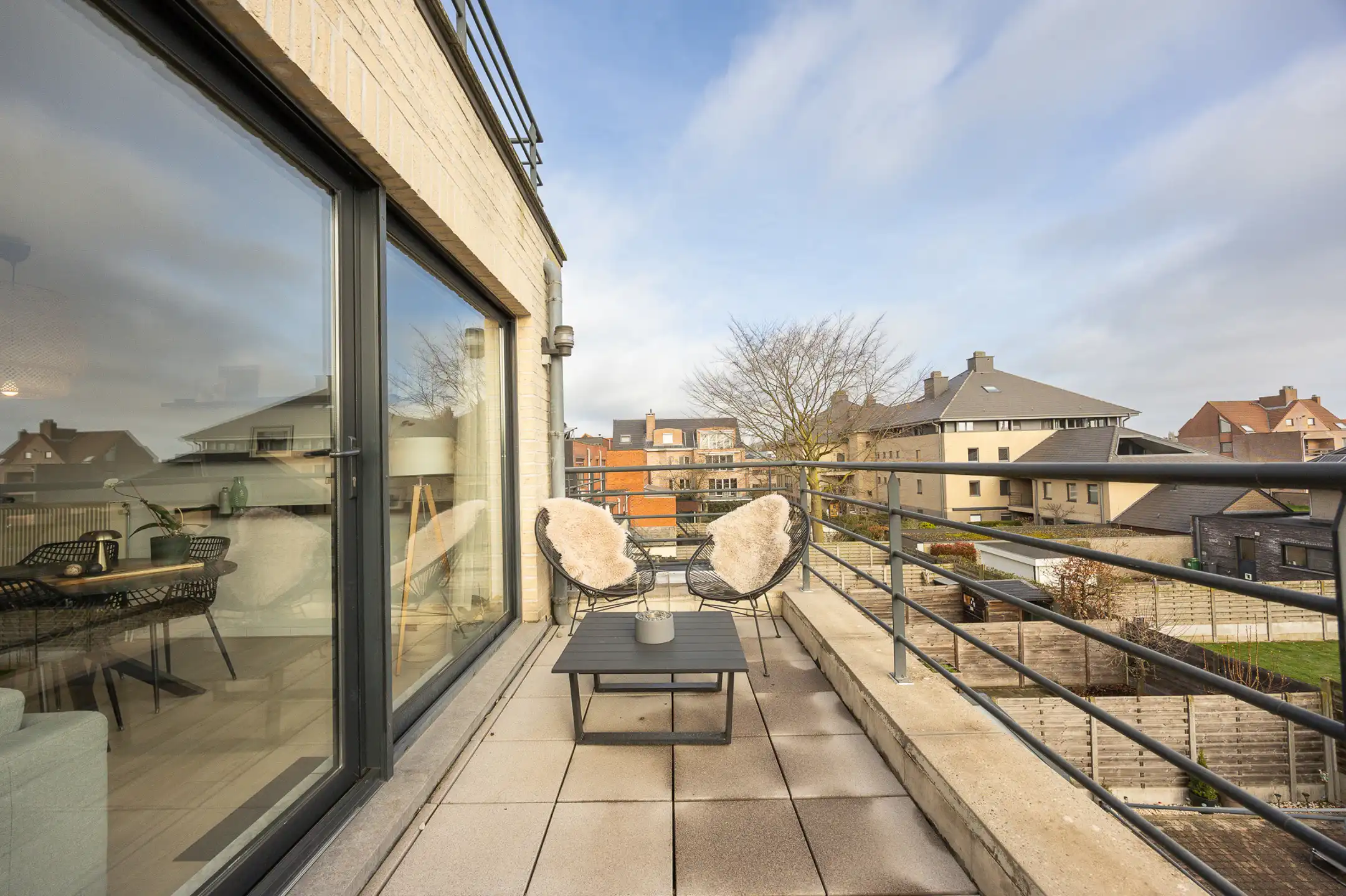 Centraal gelegen 2 slpk app met ruim terras en staanplaats. foto 10