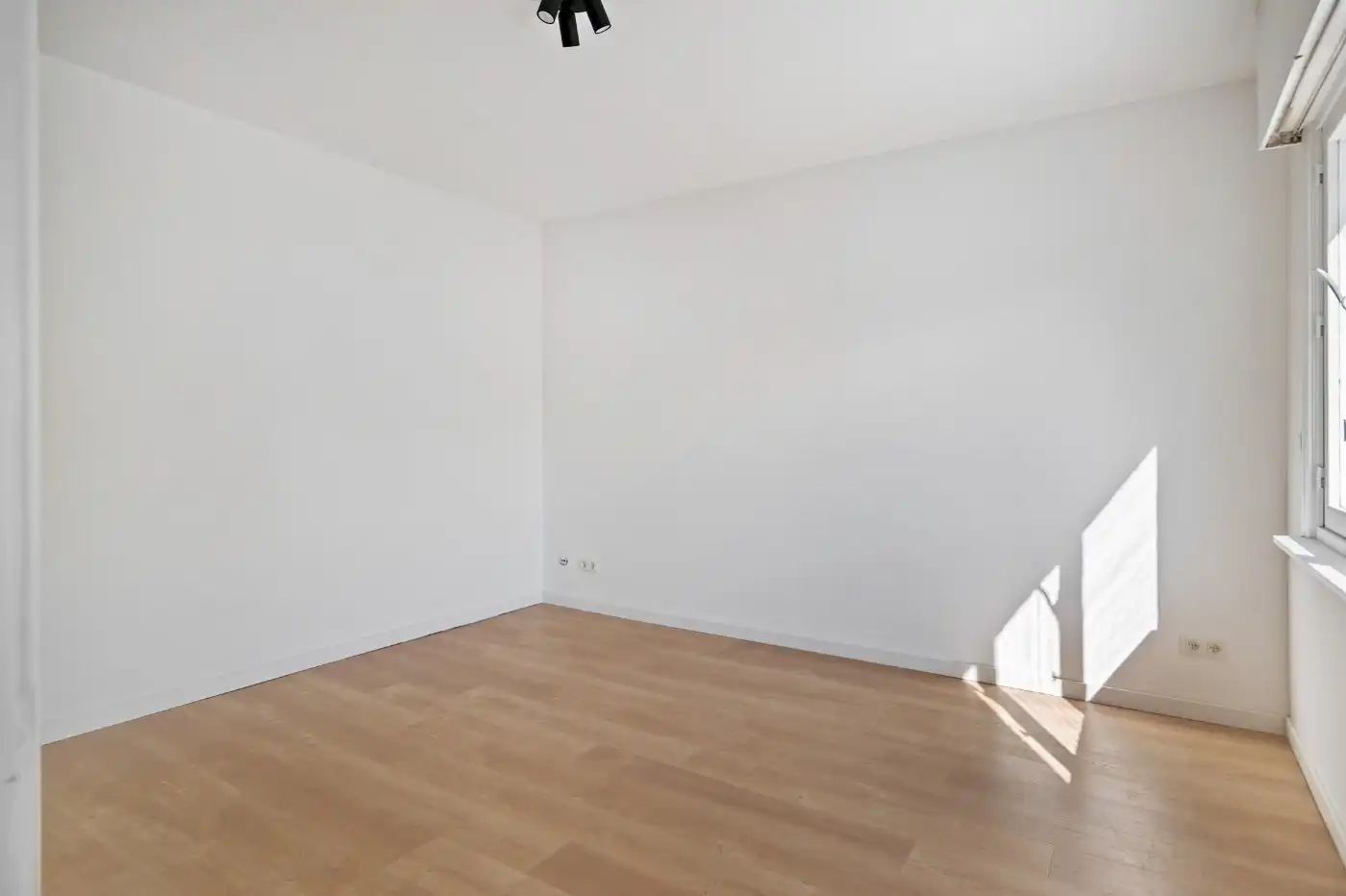 Deels gerenoveerde gezinswoning met 3 à 4 slpk. en tuin foto 16