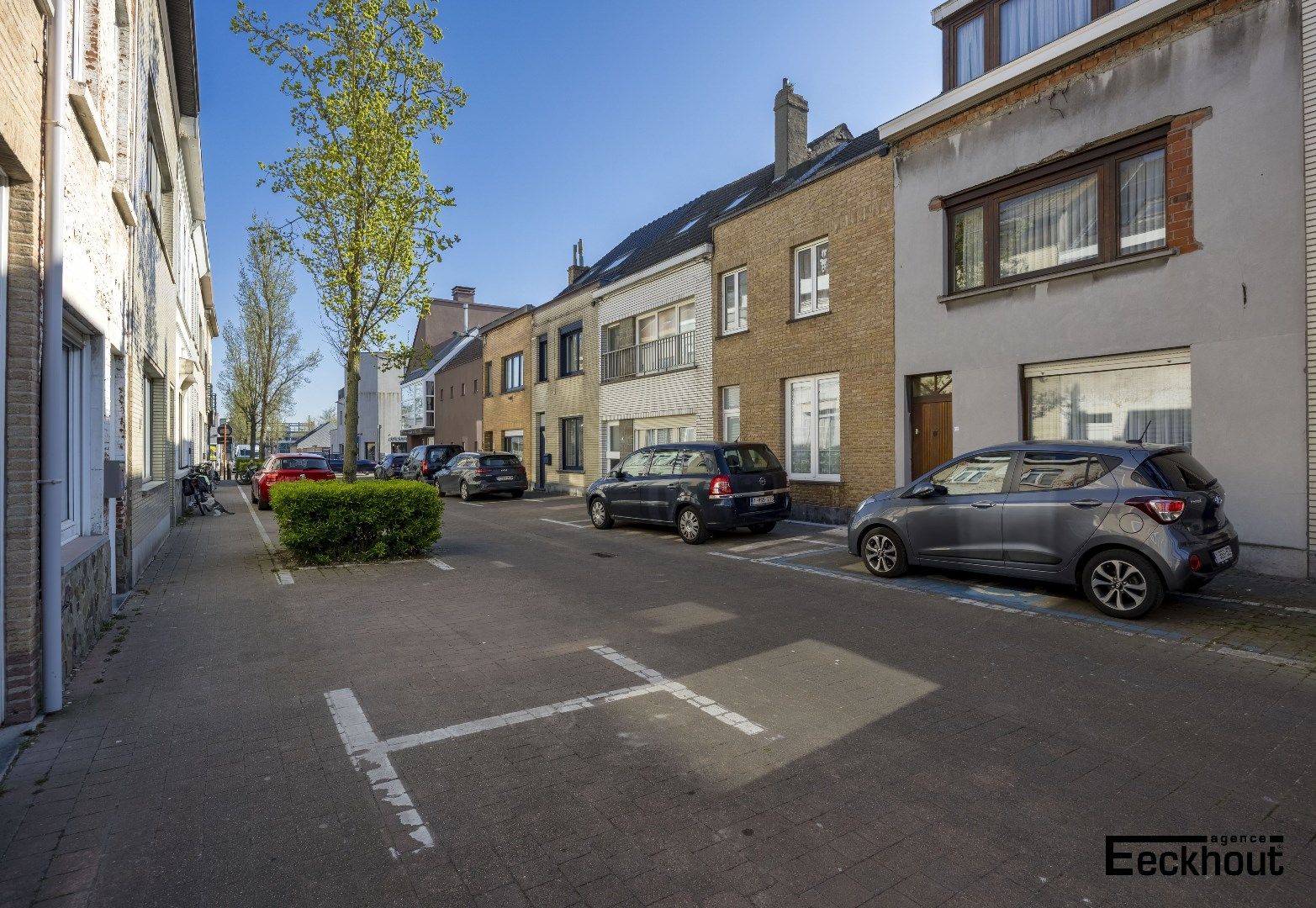 Te renoveren woning met diepe, zonnige tuin foto 18