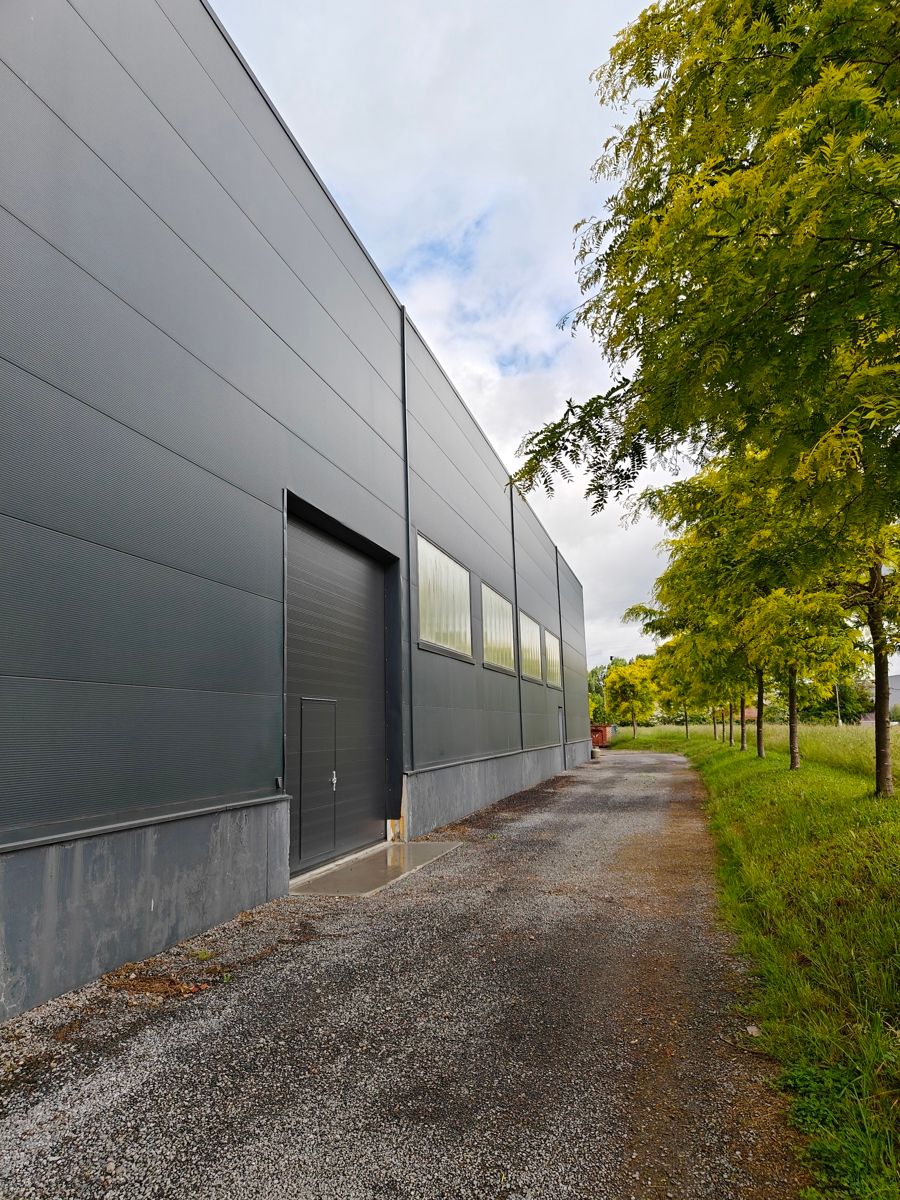 Ruime en veilige opslagplaats te huur in Deux-Acren (330 m²) foto 2