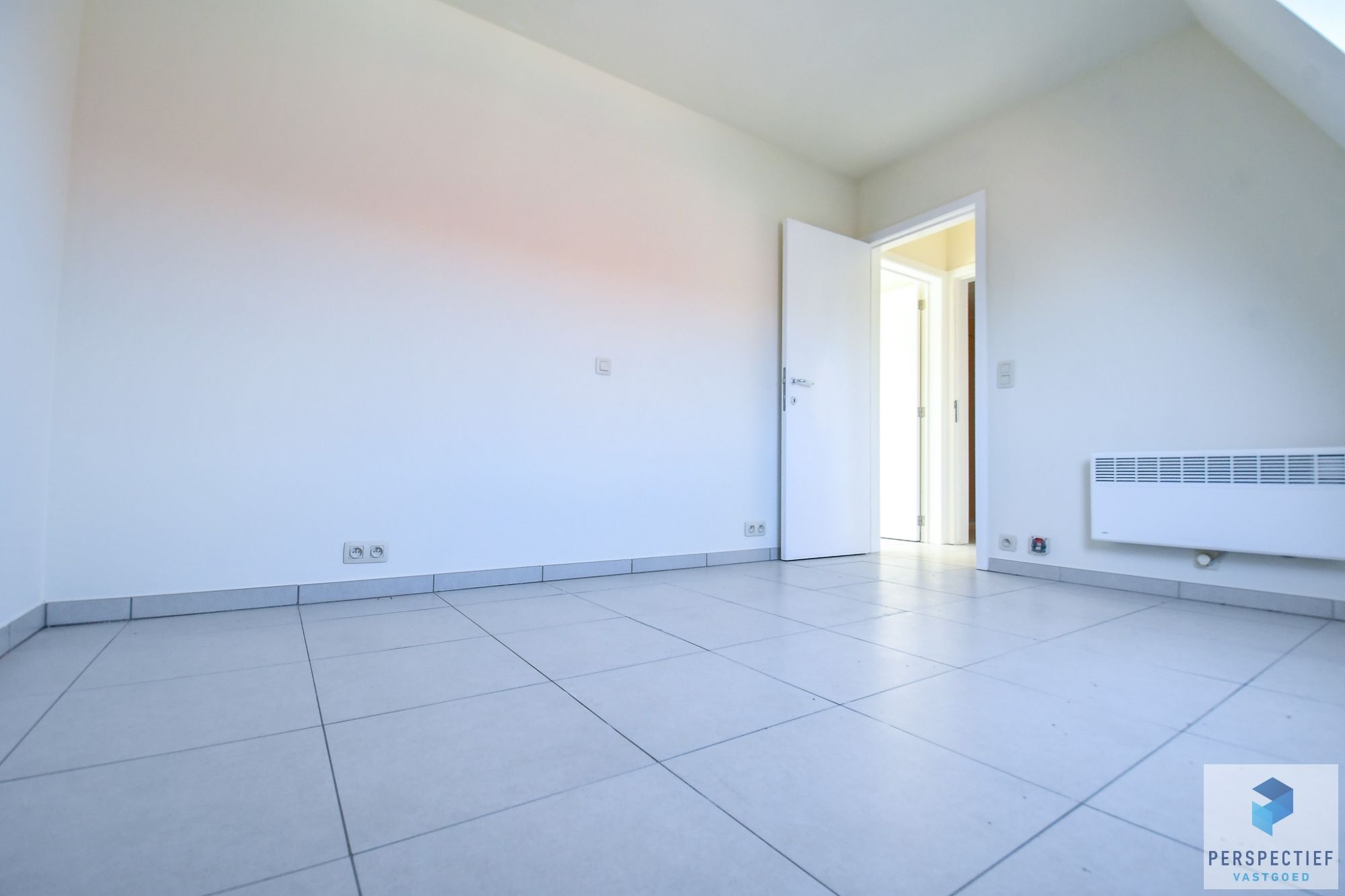 INSTAPKLAAR 2 slaapkamer appartement met terras incl. AUTOSTAANPLAATS en kelder foto 7