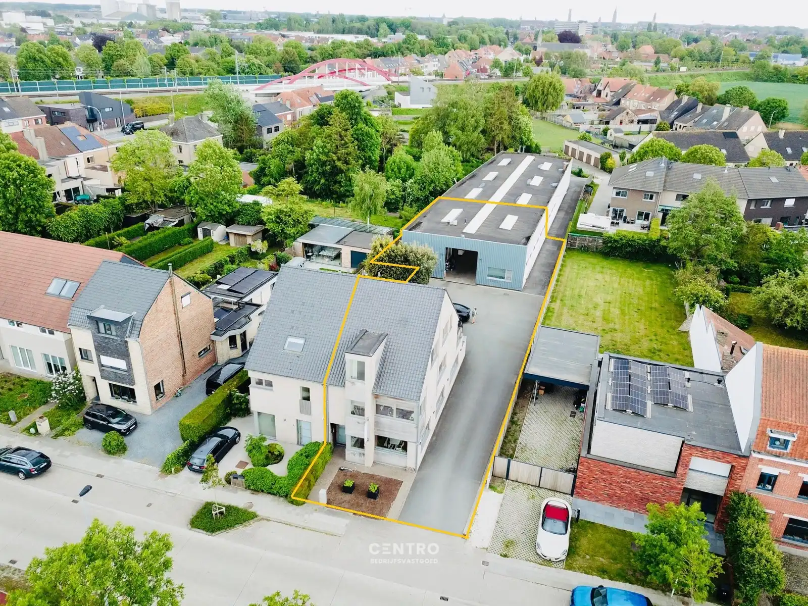 UNIEK aanbod op strategische LIGGING: magazijn (260m²) met kantoor (glv) en verhuurd appartement (verdiepingen) te 8000 Brugge foto {{pictureIndex}}