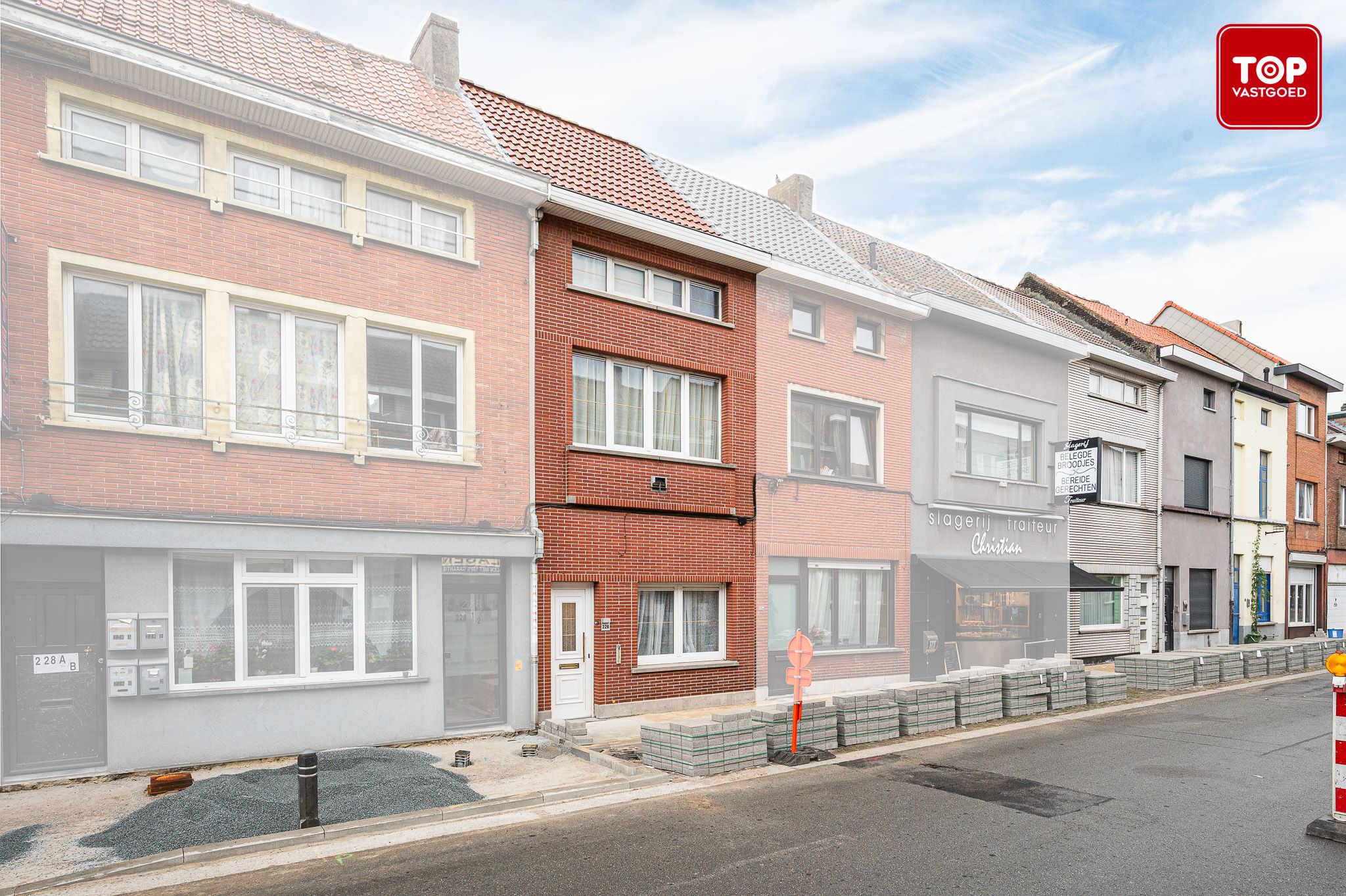 Instapklare woning met 4 slaapkamers met uitstekende bereikbaarheid. foto {{pictureIndex}}