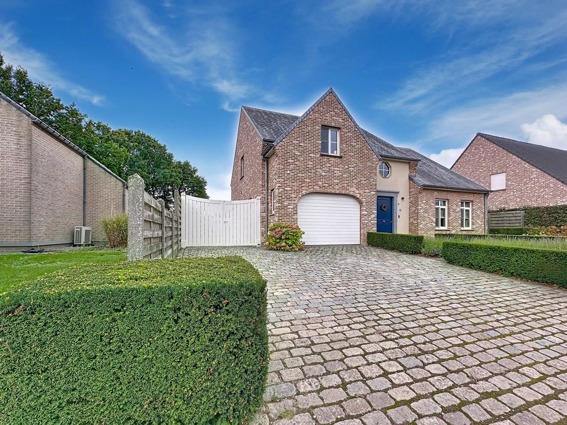 Prachtige landelijke gelegen vrijstaande woning uit 2001, gelegen op een perceel van 16a 43ca. Deze woning biedt comfort, ruimte en privacy met hoogwaardige afwerking en moderne gemakken. foto 40