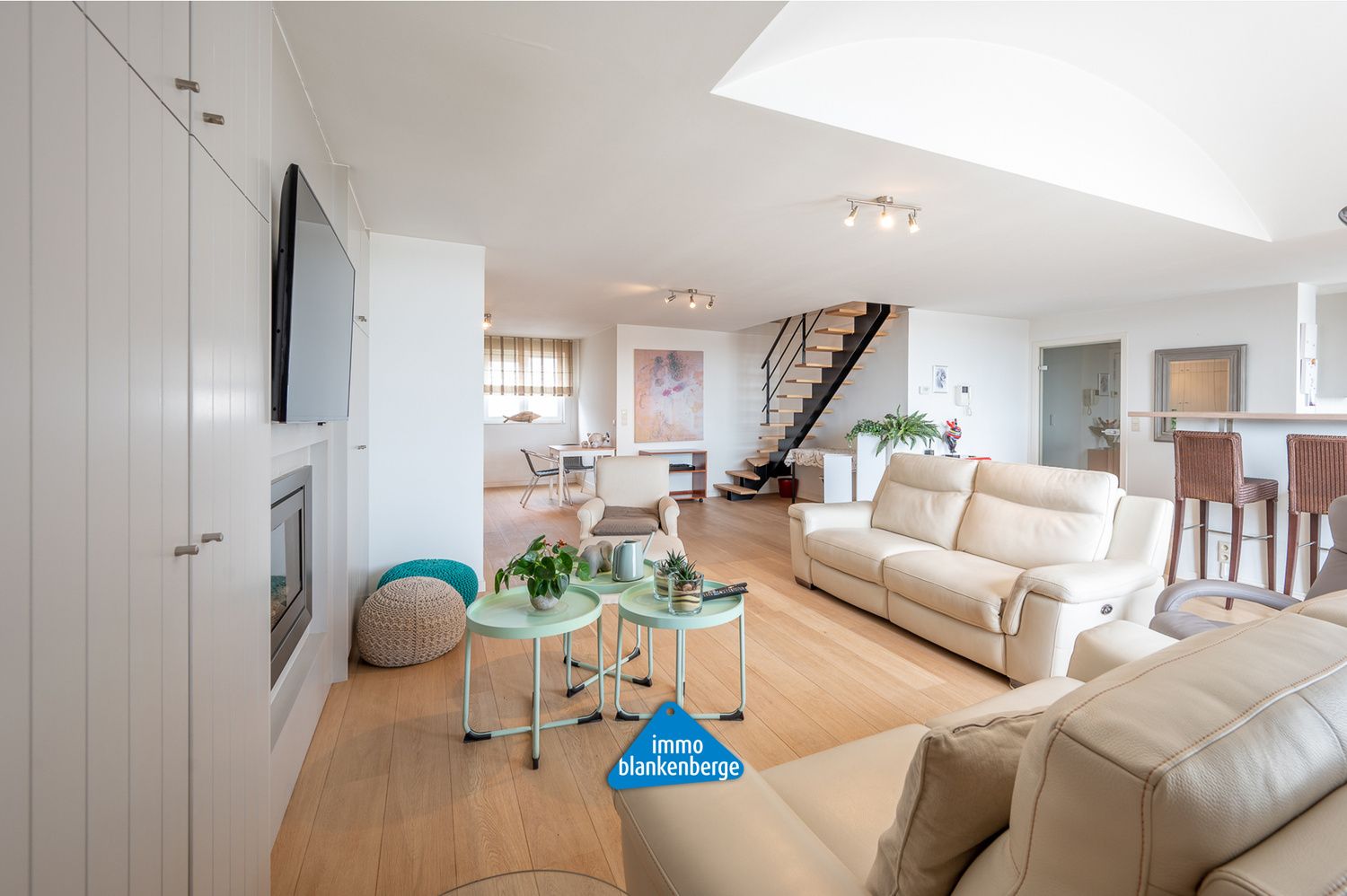Exclusief duplex dakappartement met uitzonderlijk open zicht foto {{pictureIndex}}