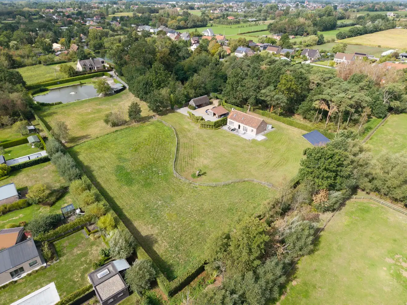 Gerenoveerde villa met bijgebouw en vijver op een perceel van 1,8 ha te Putte foto {{pictureIndex}}