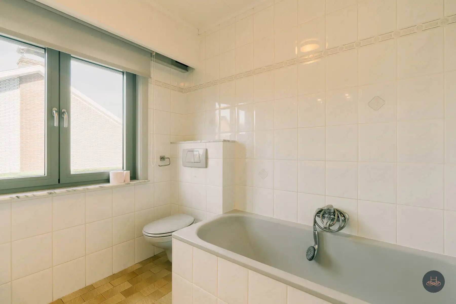 Charmante open bebouwing met grote garage en groene tuin foto 24