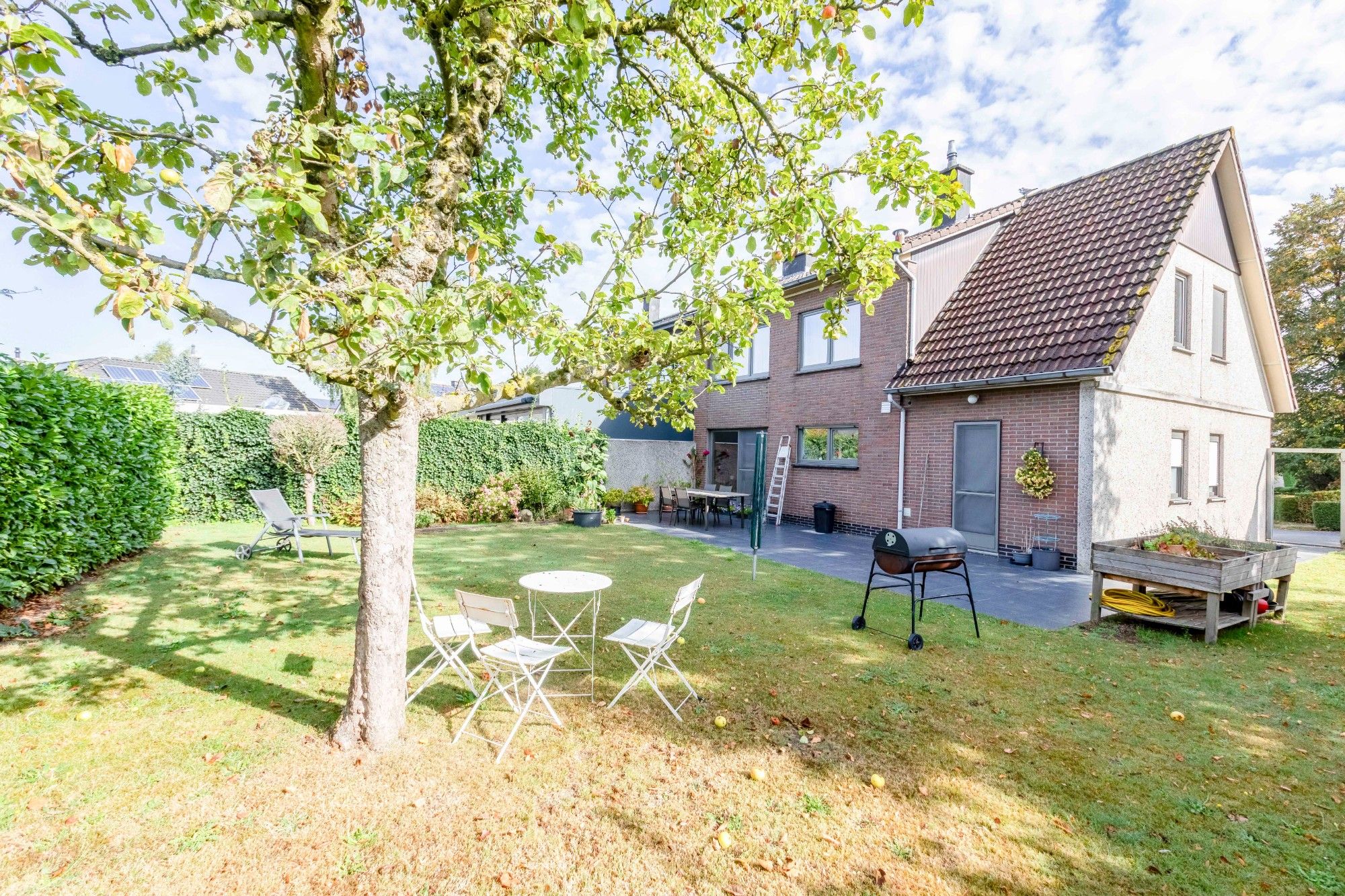 Rustig gelegen halfopen bebouwing met zonnige tuin in de geliefde Vogelwijk foto {{pictureIndex}}