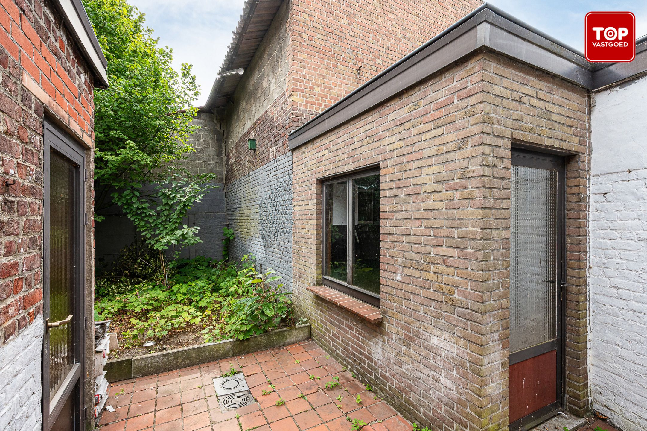 Te renoveren woning met veel potentieel foto 18