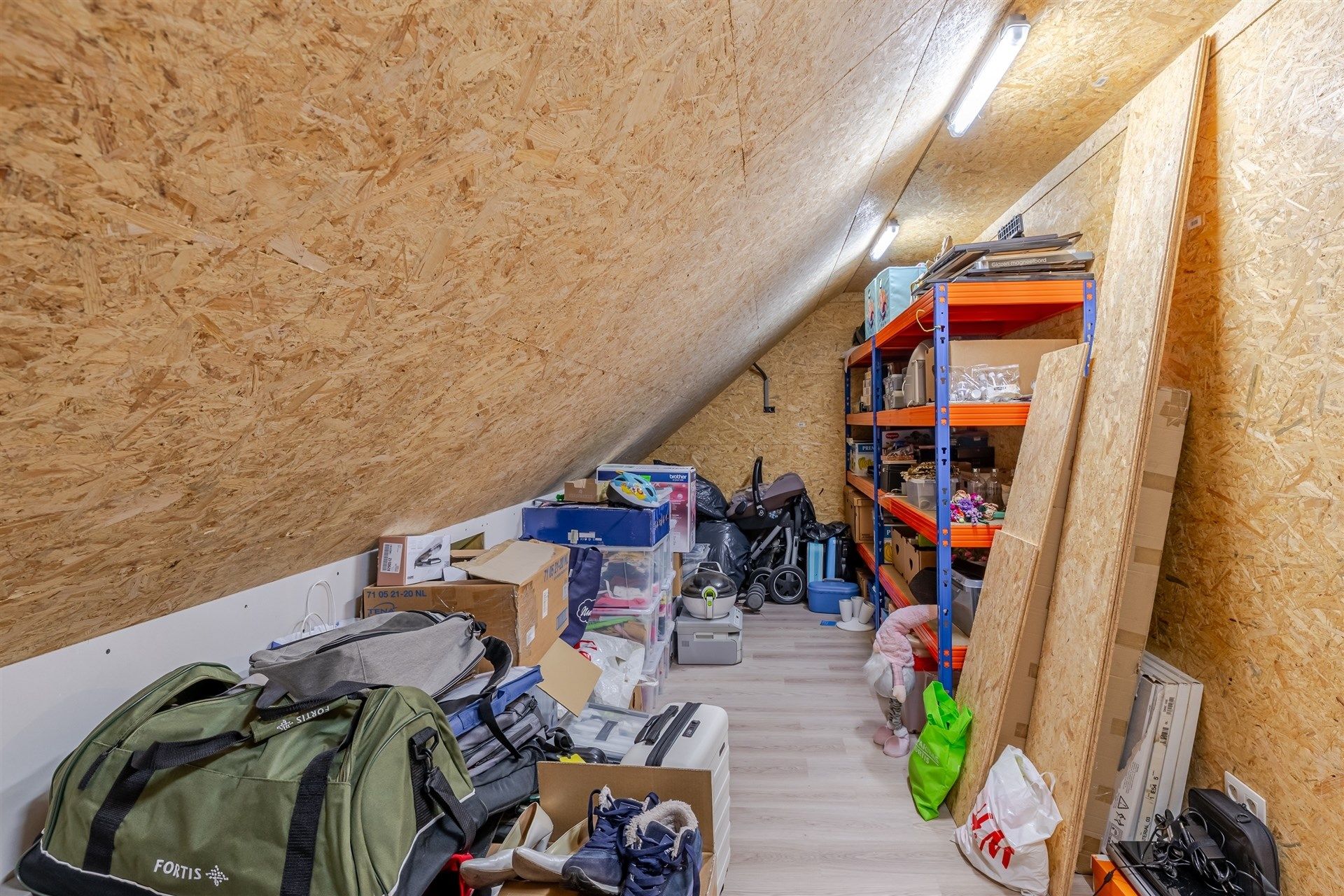 Bemeubelde ruime energiezuinige woning met grote tuin. foto 27