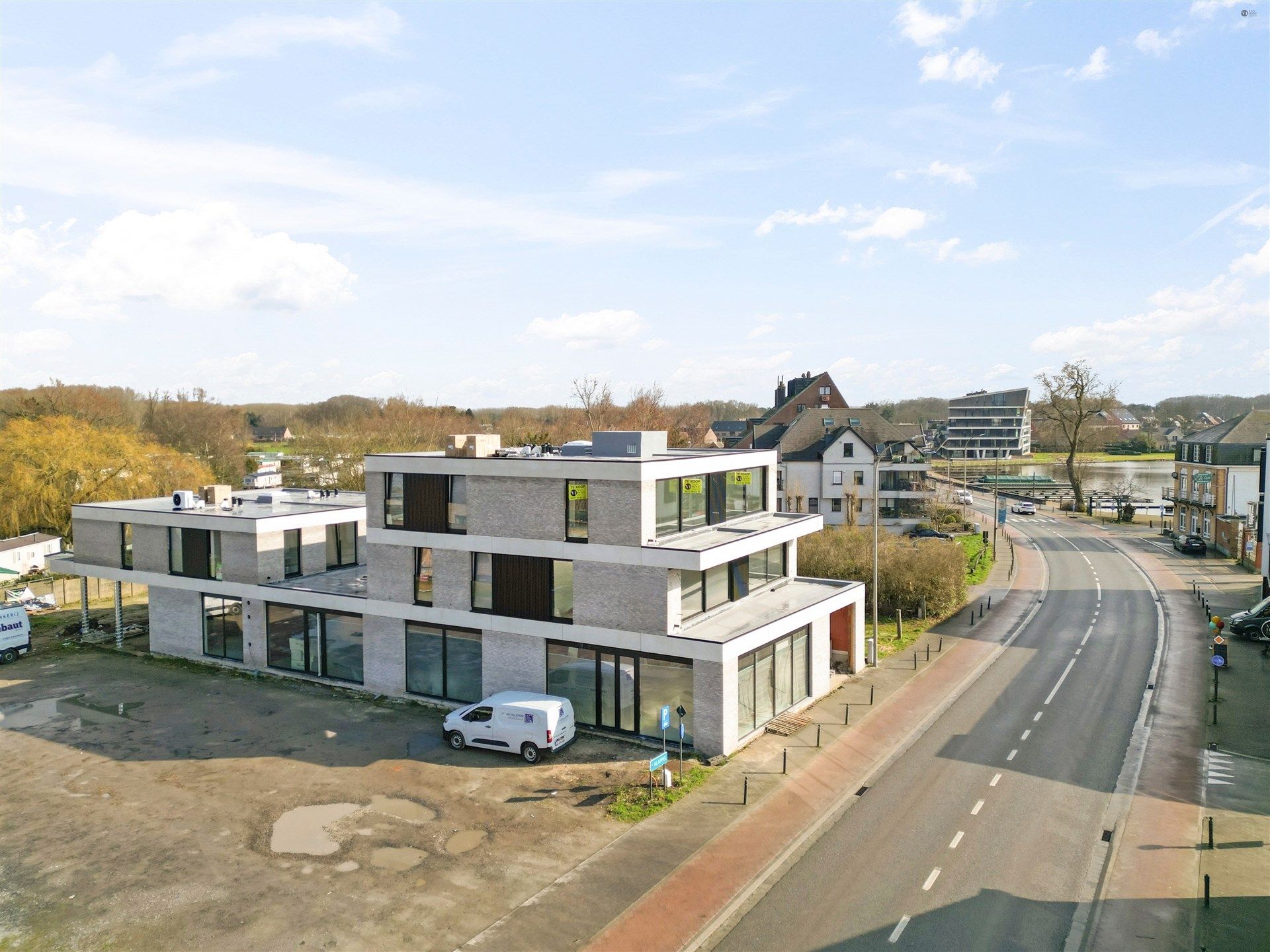 Appartement met staanplaats. (prijs excl. kosten) (mogelijk aan 6% BTW) foto {{pictureIndex}}