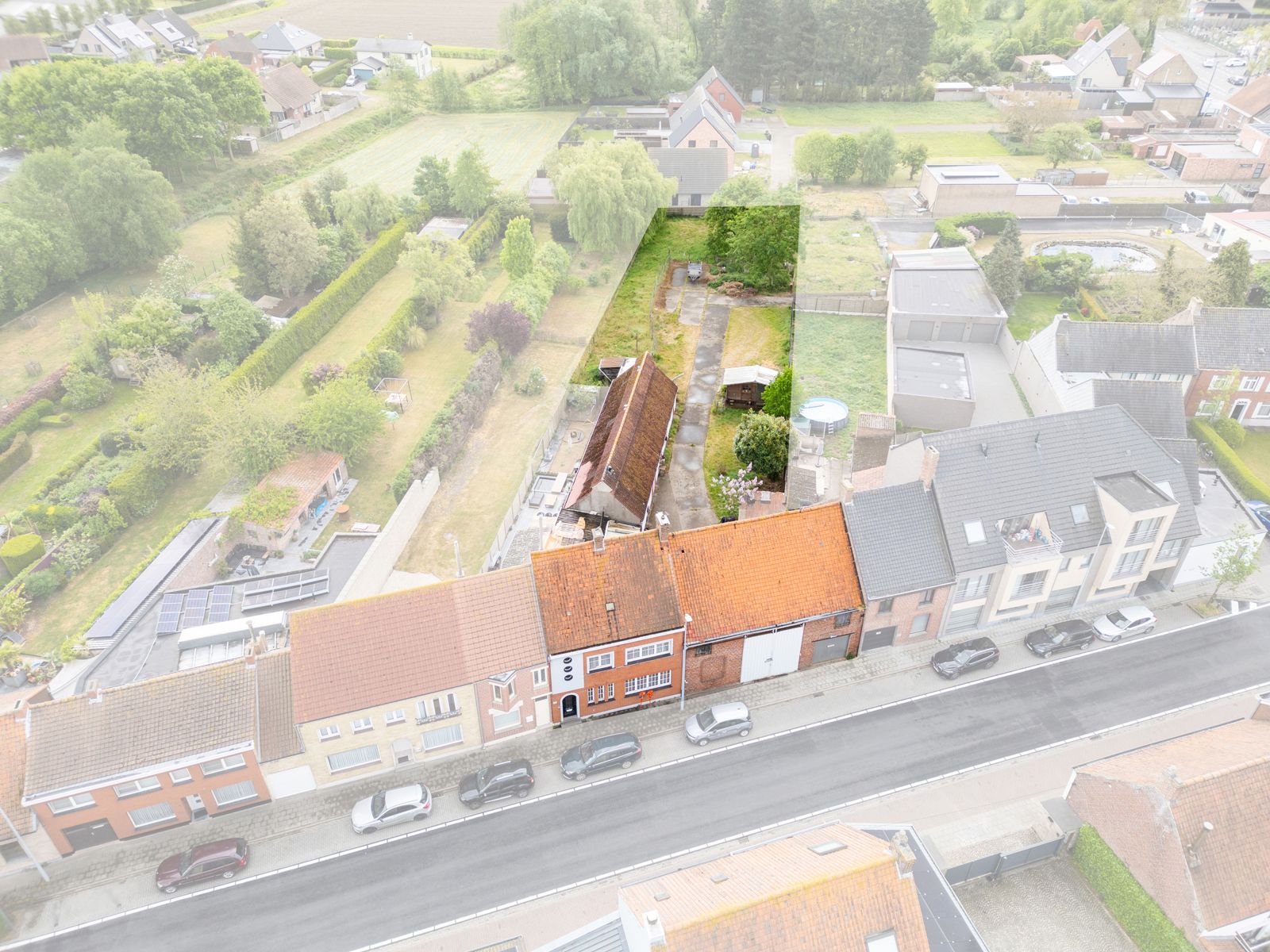 Te renoveren woning met bijgebouwen op perceel van 1697 m² foto 3