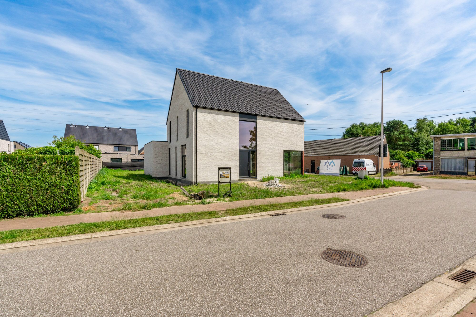 ROYALE CASCO-WONING MET EEN HEERLIJK LICHTRIJKE WOONKAMER MET OPEN KEUKEN EN AANSLUITEND DE BERGPLAATS, 3 SLAAPKAMERS (MEER MOGELIJK), EEN RUIME BADKAMER EN VOLLEDIG ONDERKELDERD MET DAGLICHT!! EEN HEERLIJK RUIM HUIS MET UNIEKE KELDERVERDIEPING, EEN LEUKE TUIN OP 6A 30CA, OP EEN GEGEERDE LOCATIE IN PELT!  foto 3