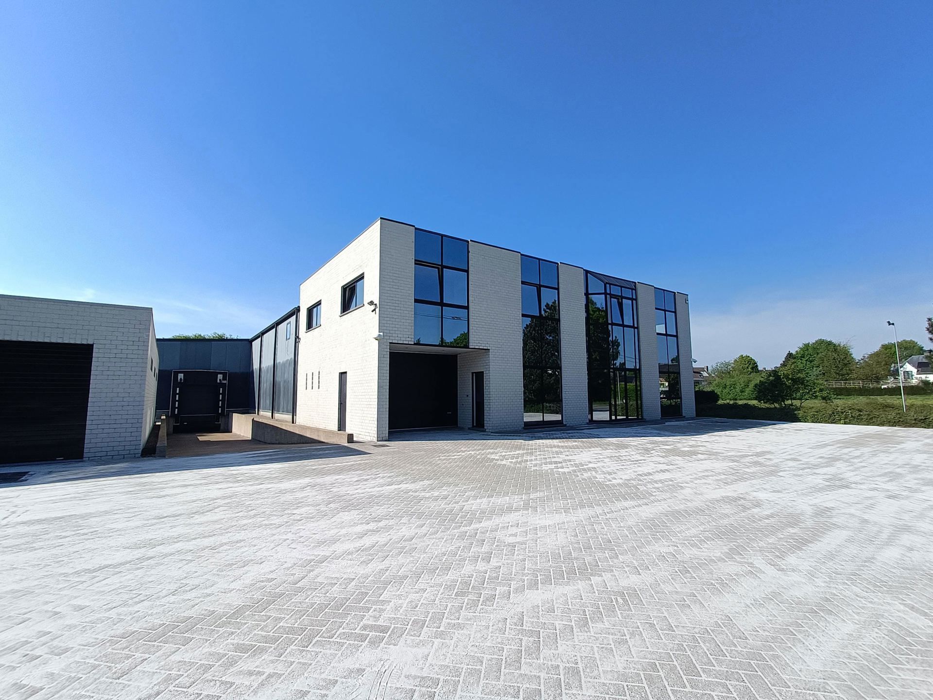 Bedrijfsgebouw te huur in Lier foto {{pictureIndex}}