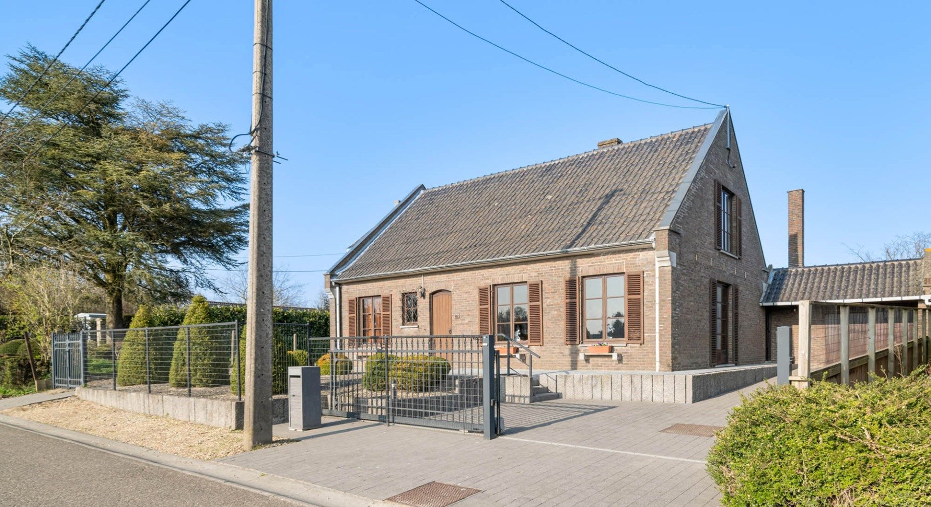 Hoofdfoto van de publicatie: Authentieke vrijstaande karakterwoning met sierlijke uitstraling op 8a 01ca in het mooie landelijke Borgloon
