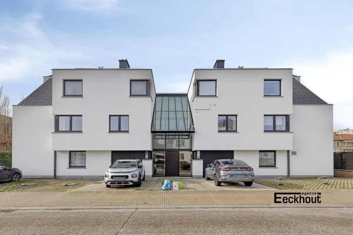 Gerenoveerd appartement met uitzonderlijk groot terras en inpandige garage! foto 2