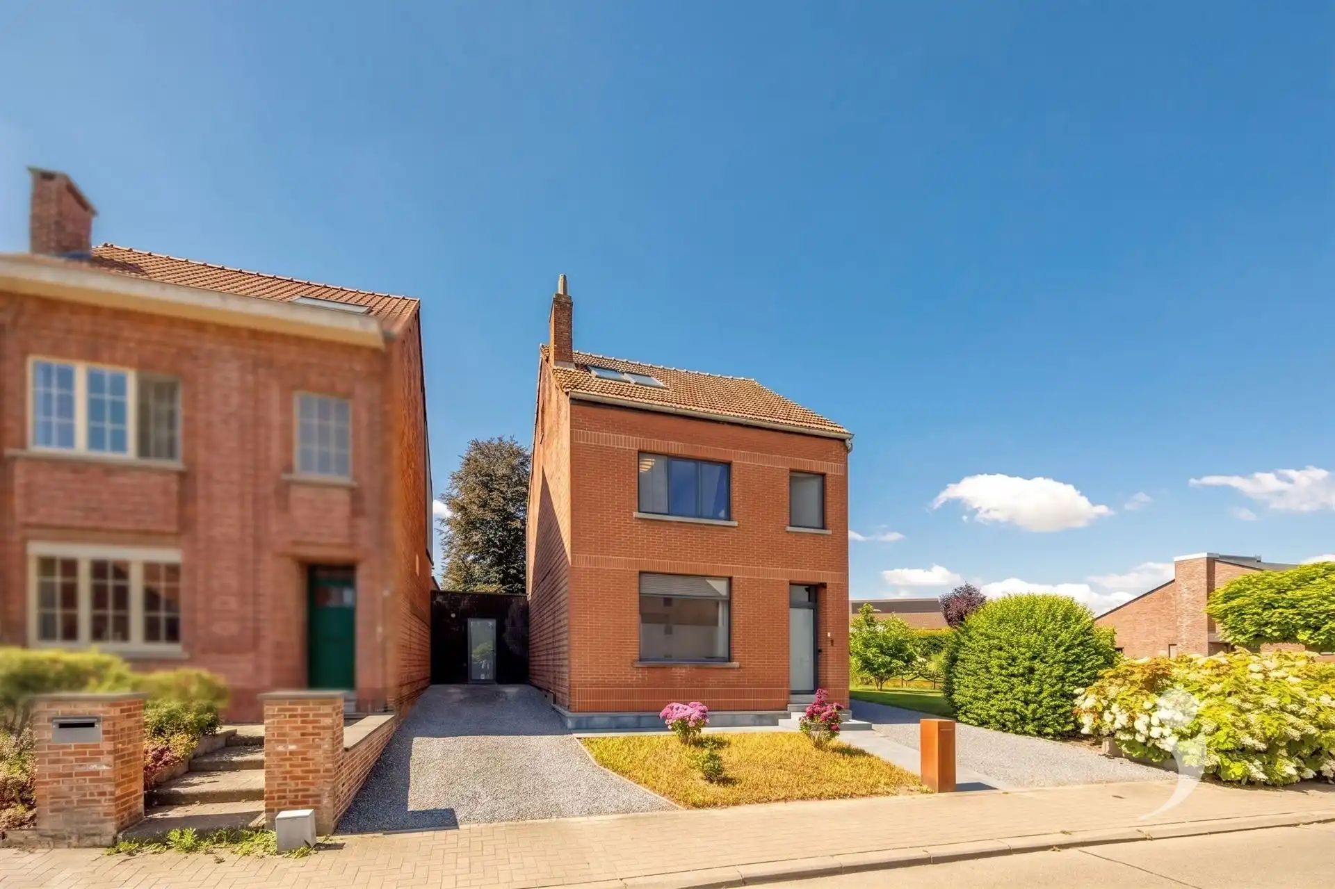 Goed gelegen eengezinswoning met 3 slaapkamers foto 2