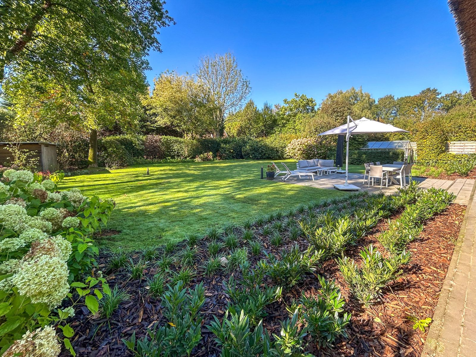 Verrassend ruime, stijlvolle en instapklare villa met prachtige ZW-tuin. foto 31