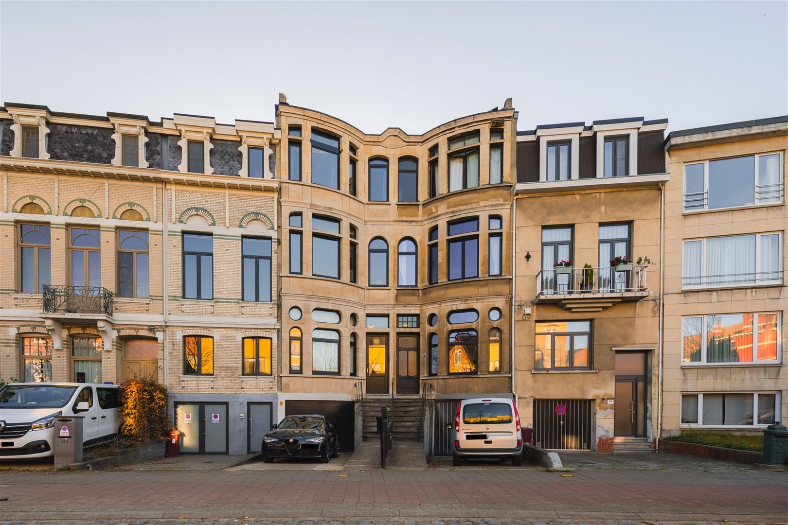 Uniek gerenoveerd appartement met tuin, terras en garage in Schoten foto {{pictureIndex}}