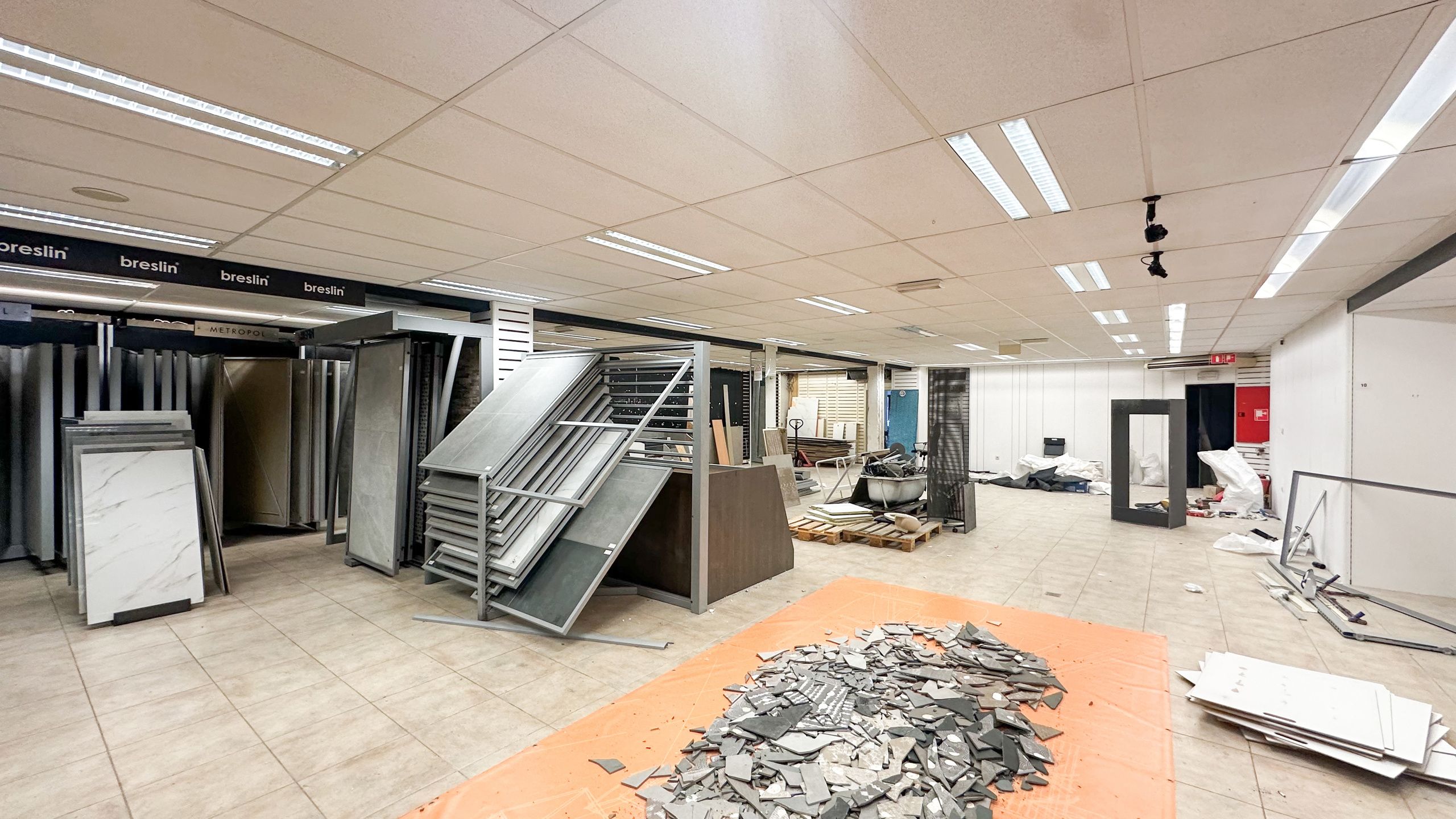 showroom van 700m in centrum mt veel parking! foto 11