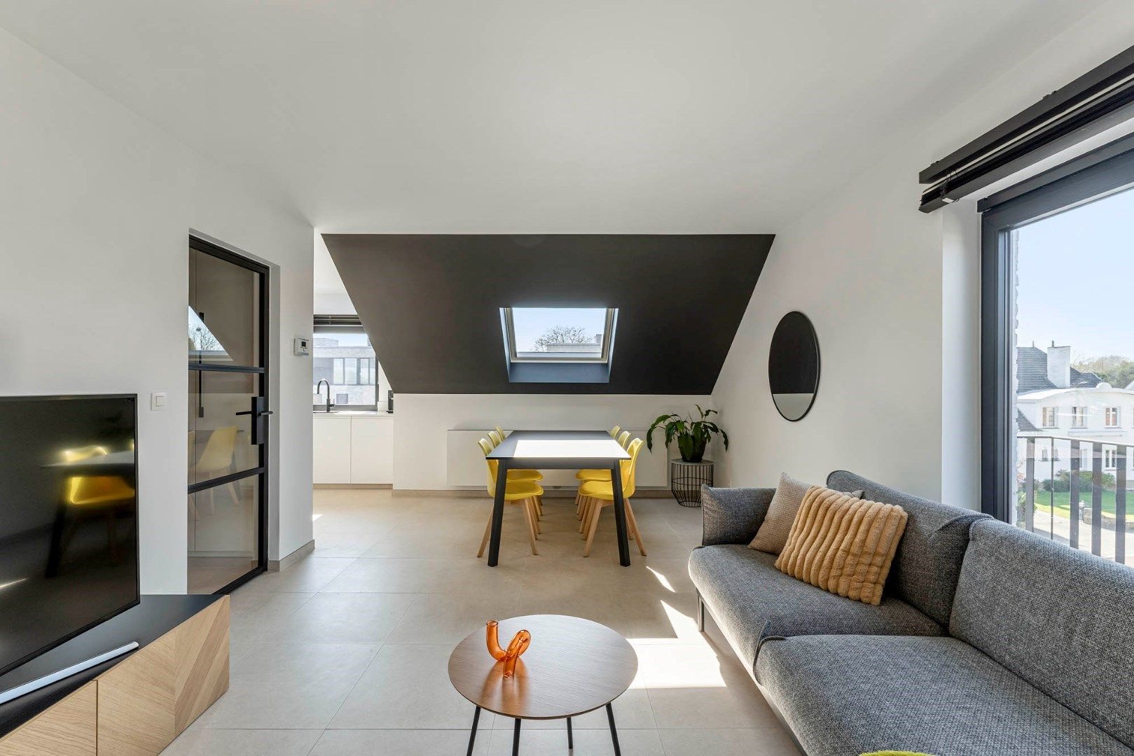 Knap afgewerkt 2-slaapkamer appartement met standplaats vlakbij het centrum foto 11