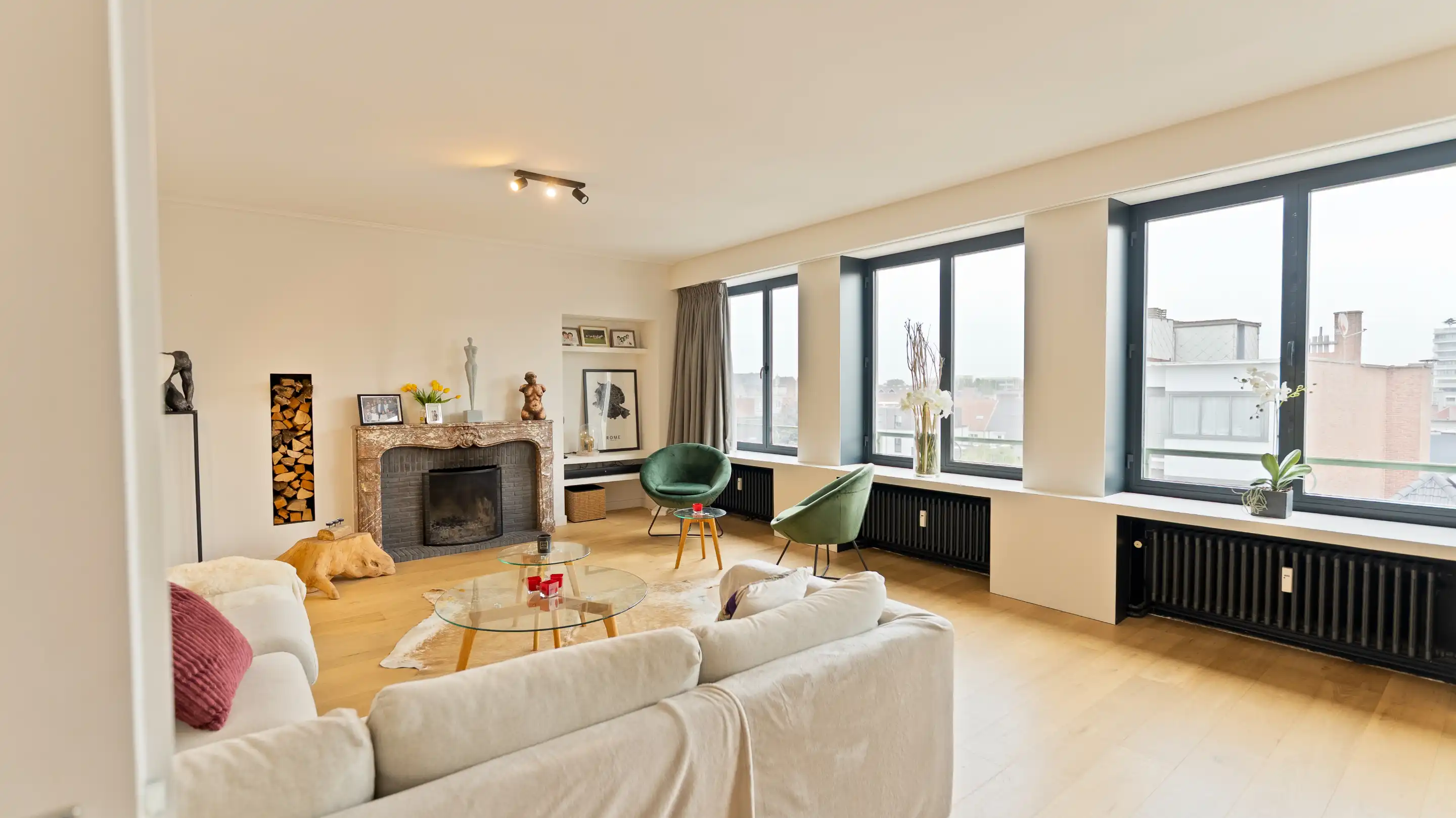 Karaktervol appartement met panoramisch zicht in hartje Kortrijk met garage foto {{pictureIndex}}