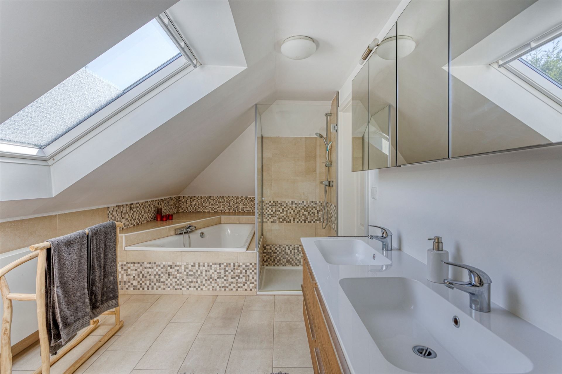 Prachtig gerenoveerde villa op mooi perceel foto 24