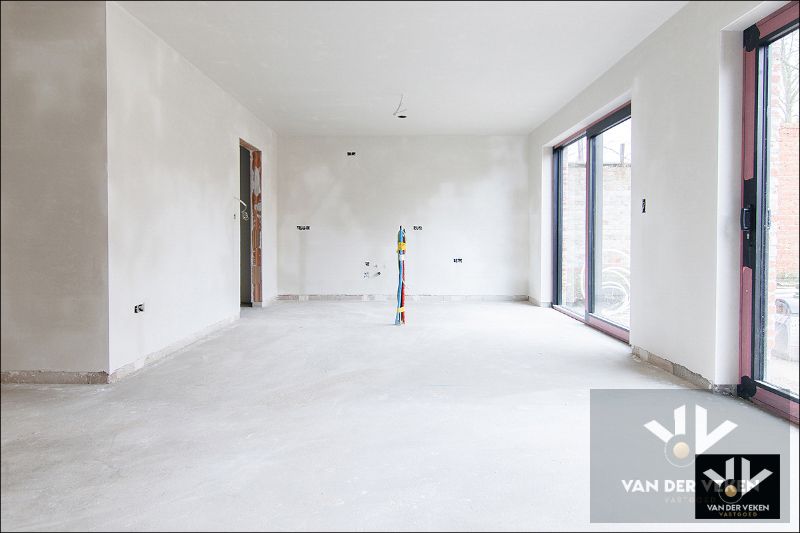 Volledig afgewerkte ruime, moderne nieuwbouwwoning met 3 ruime slaapkamers en een leefzolder van 66 m² (of 2 extra slaapkamers) op een zeer goed bereikbare locatie te Tuilt (Kuringen) foto 8