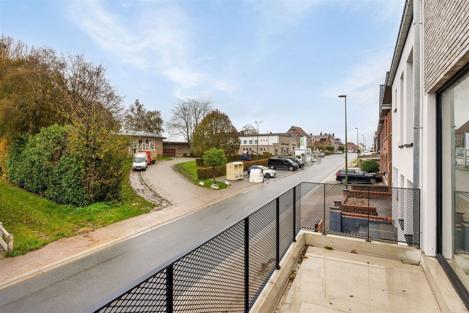 Nieuwbouwwoning met 2 slaapkamers, bureau, terras en staanplaatsen. foto 10