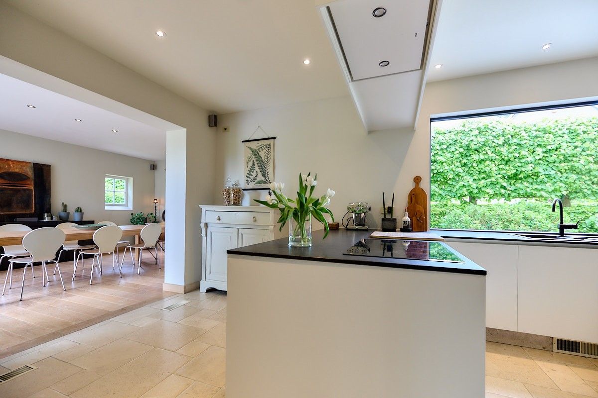 Hedendaags landelijk en rustig wonen in deze opmerkelijke villa met aangelegde tuin. foto 9