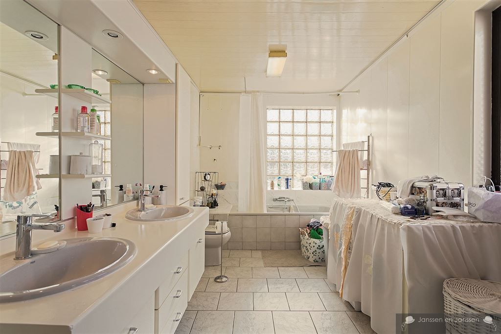 Zeer ruim huis met hoge plafonds, tuin en vier slaapkamers foto 16