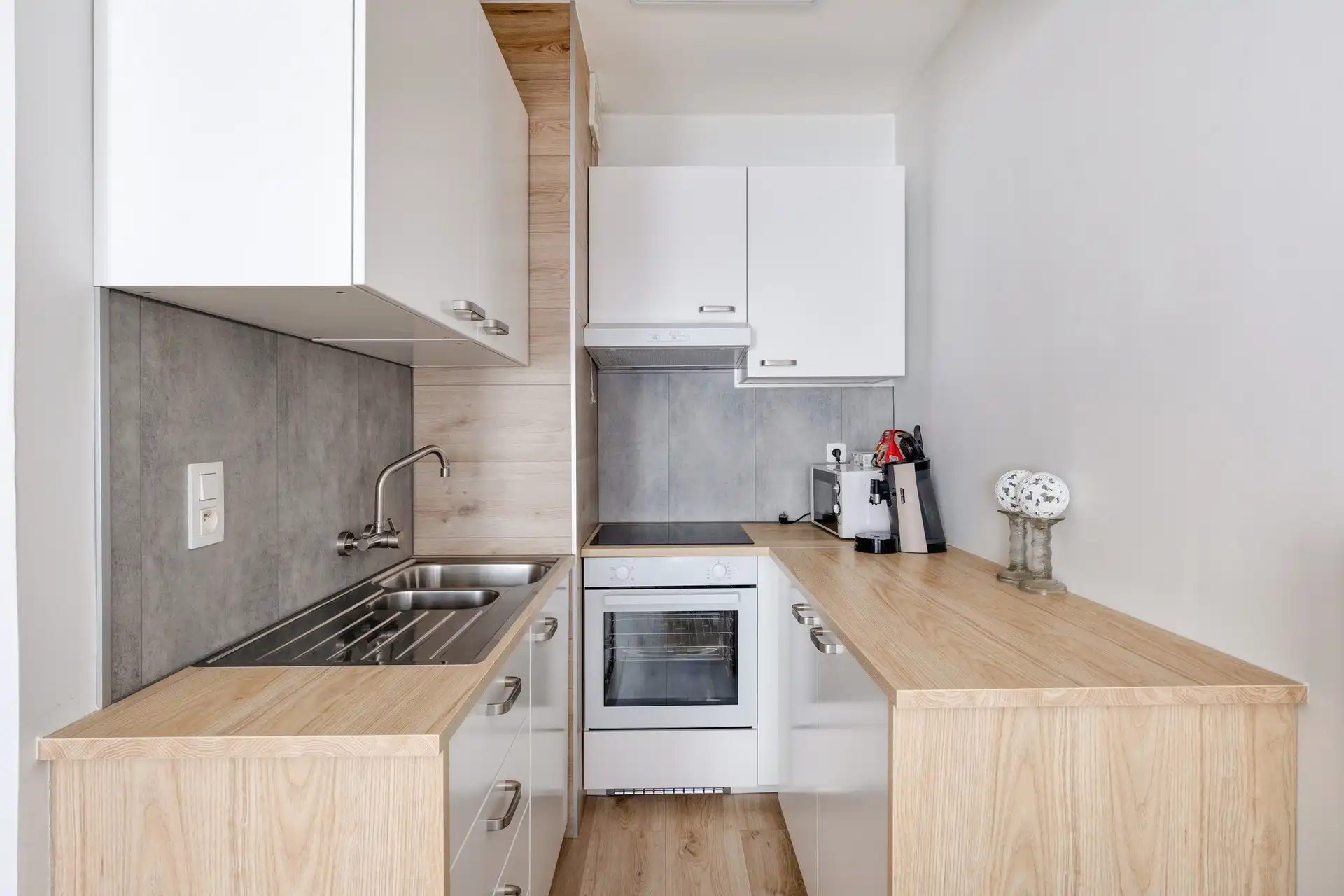 Volledig gerenoveerde én gemeubelde studio met zonnig terras in hartje Westende-Bad. foto 5