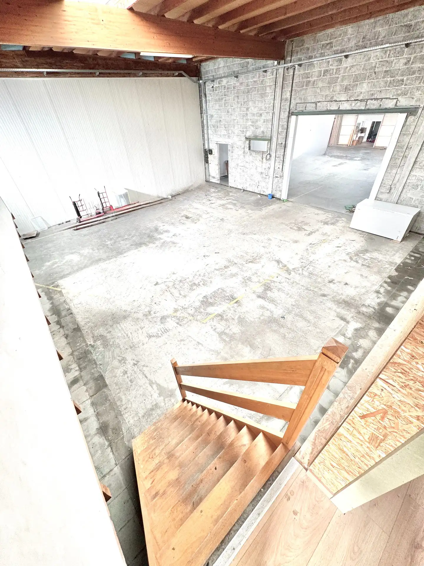 MAGAZIJN MET PLATFORM - 189 M² foto 2