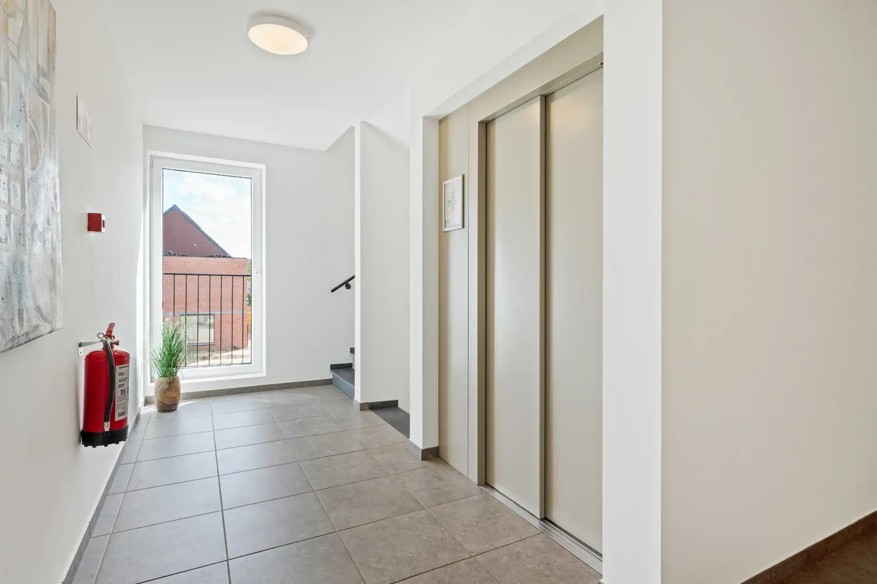 Modern appartement met terras in een doodlopende straat foto 13