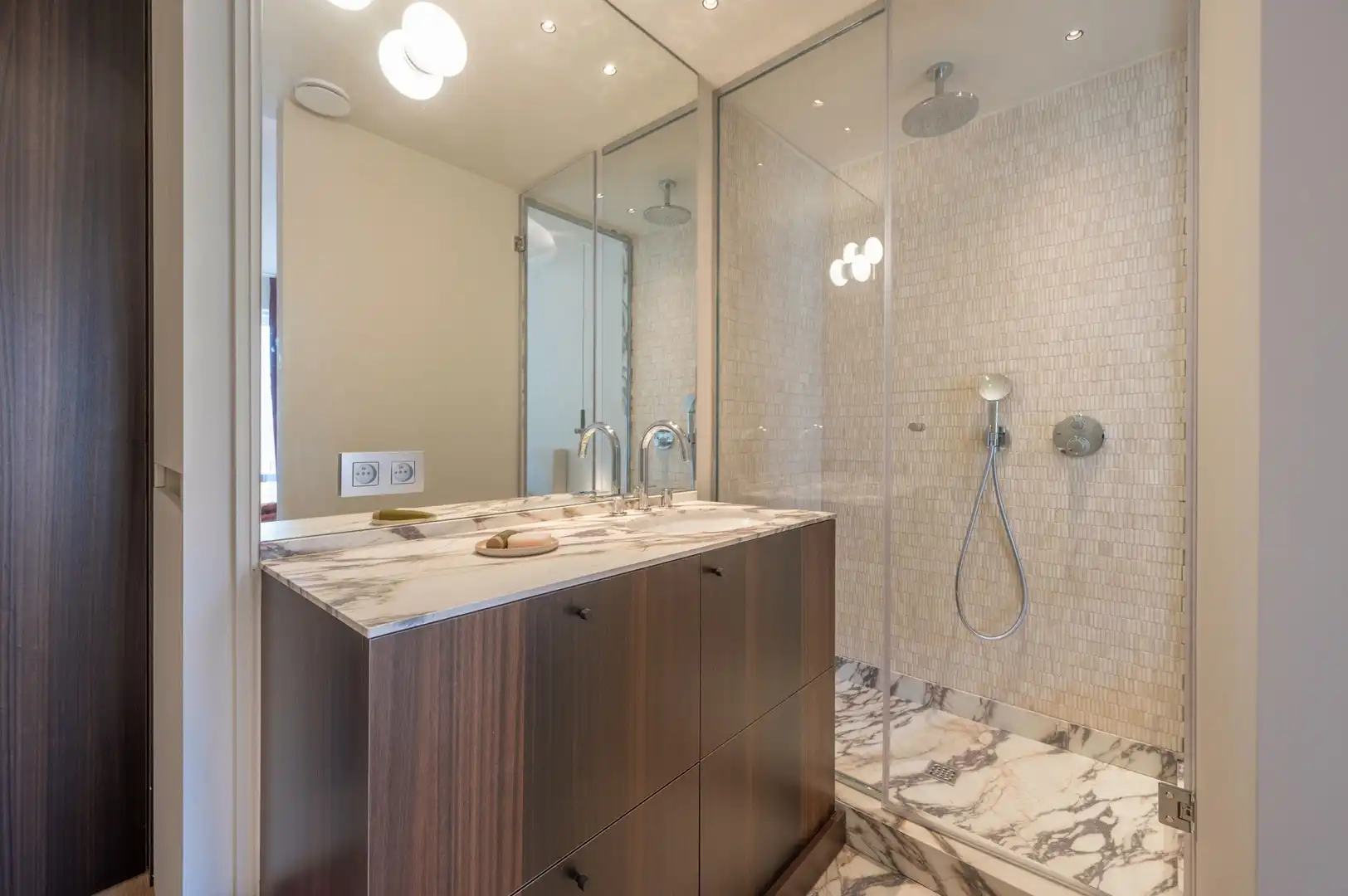 Prachtig gerenoveerd appartement nabij het centrum en de zee met open zichten. foto 22